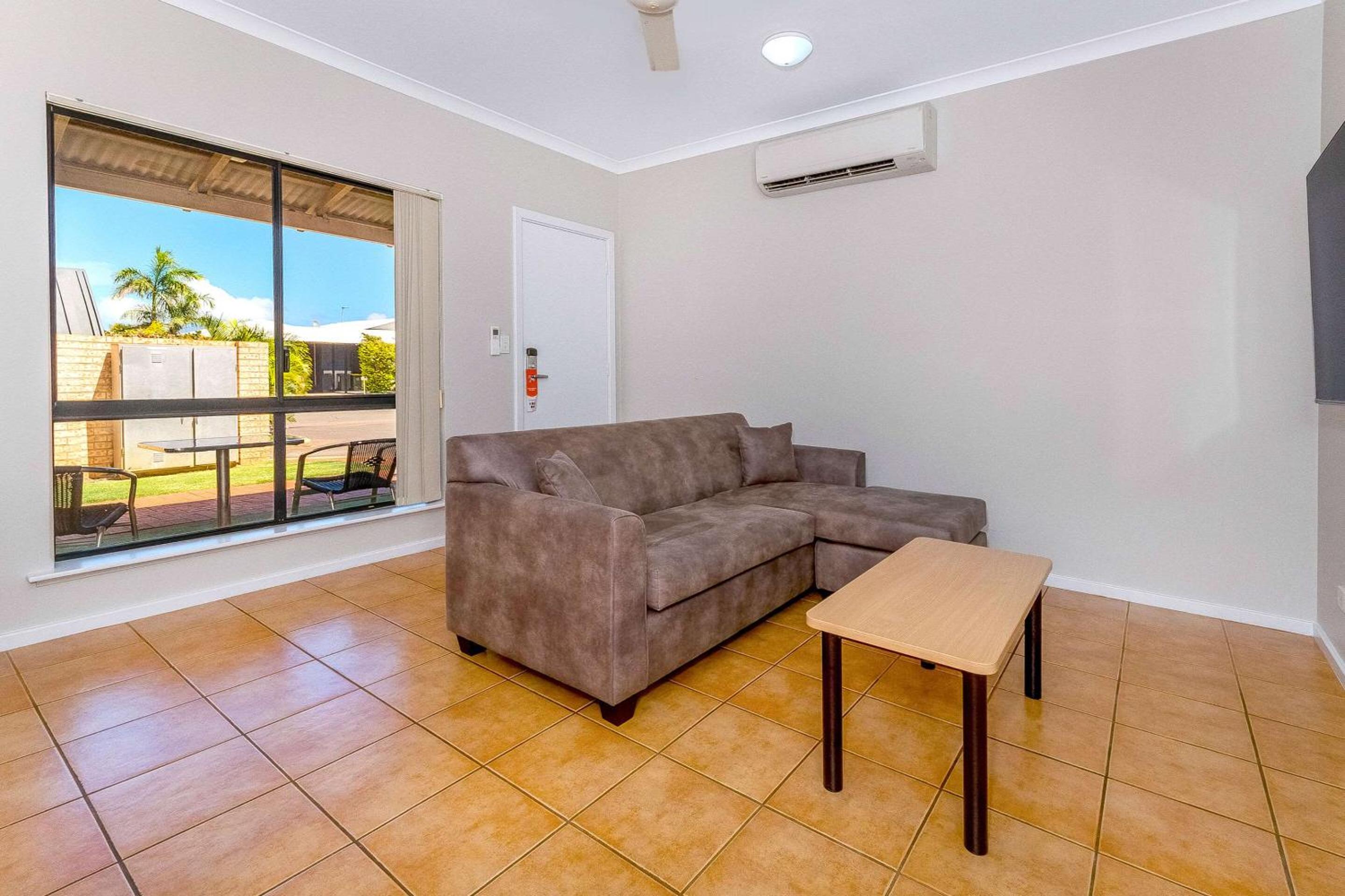 Executive Suite - Photo 13
