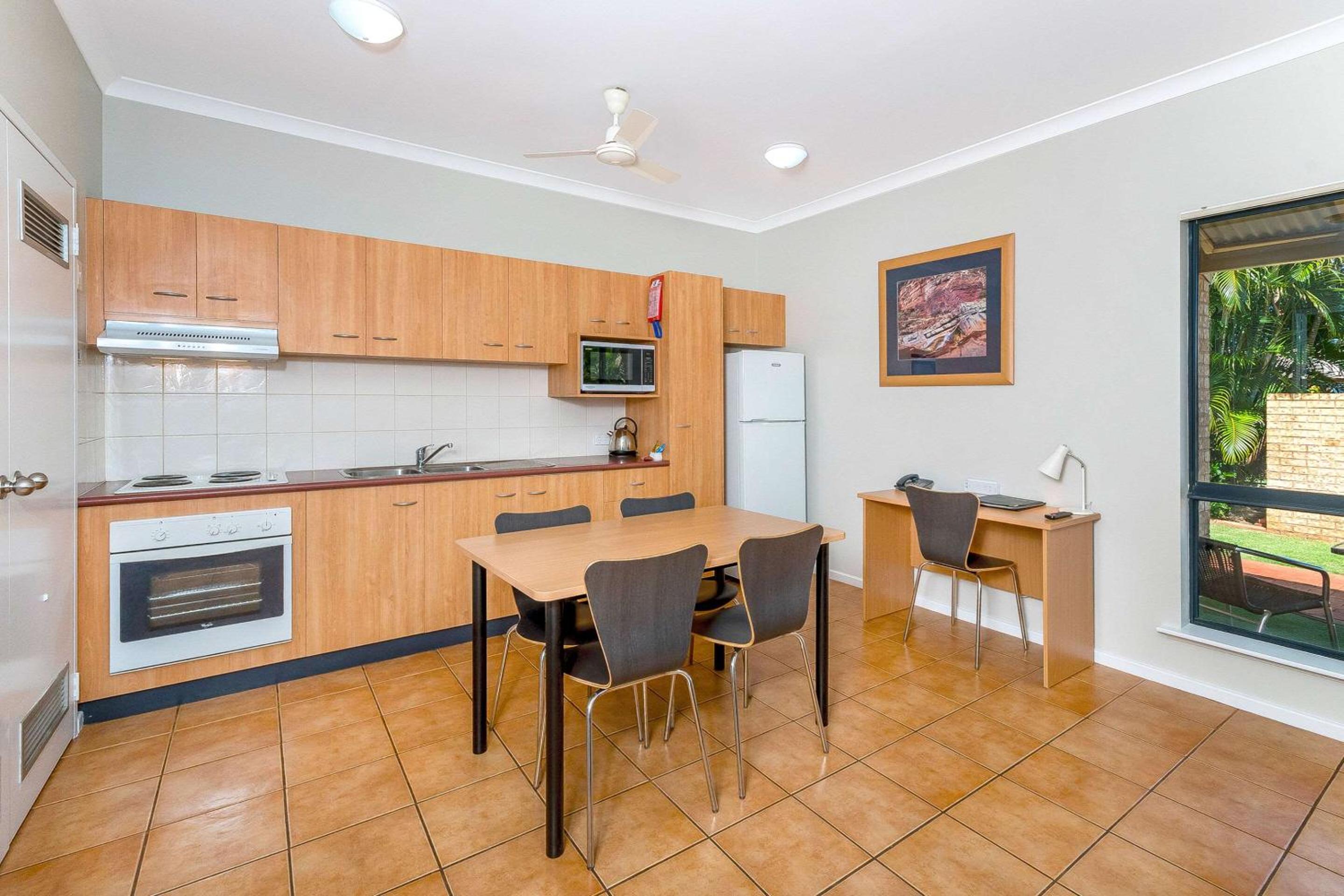 Executive Suite - Photo 11