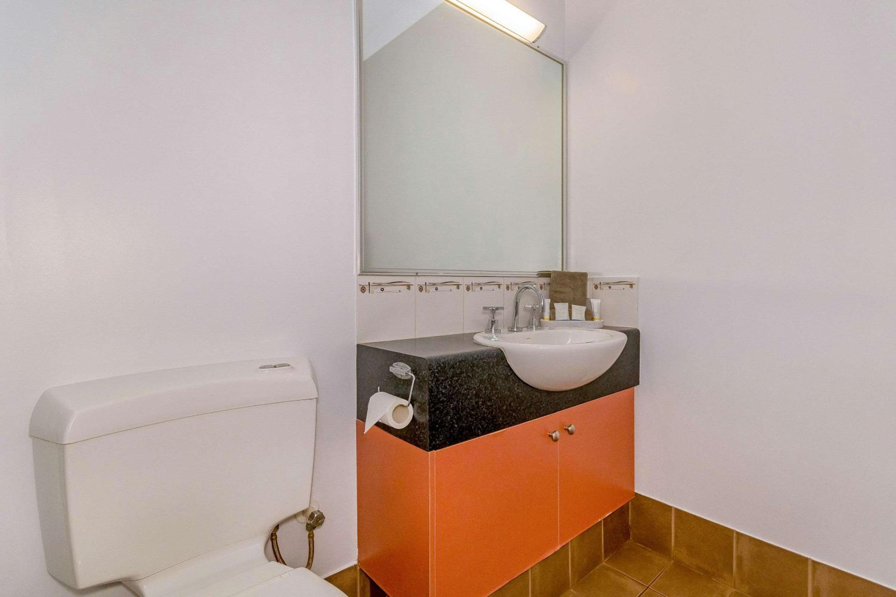 Executive Suite - Photo 10