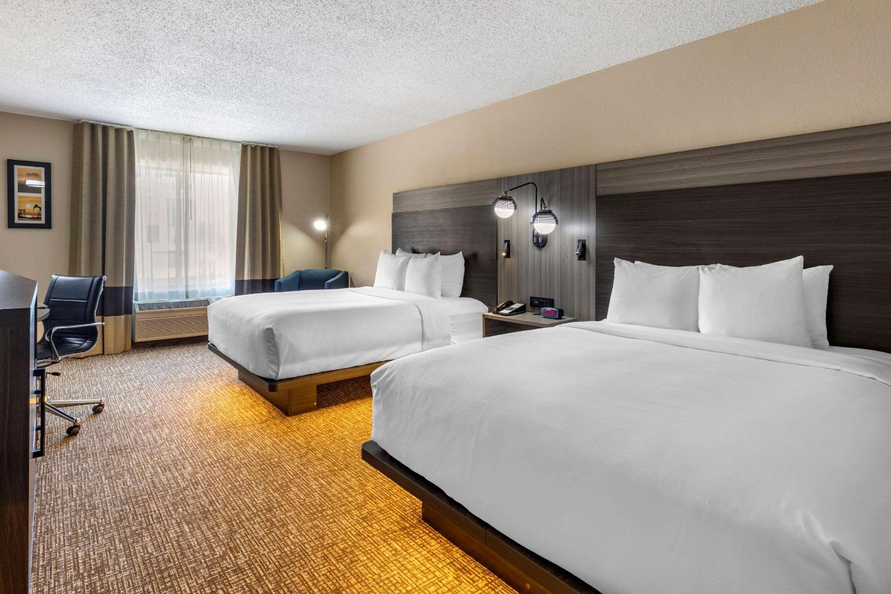Queen Room with Two Queen Beds and Tub - Accessible/Non-Smoking - Photo 3