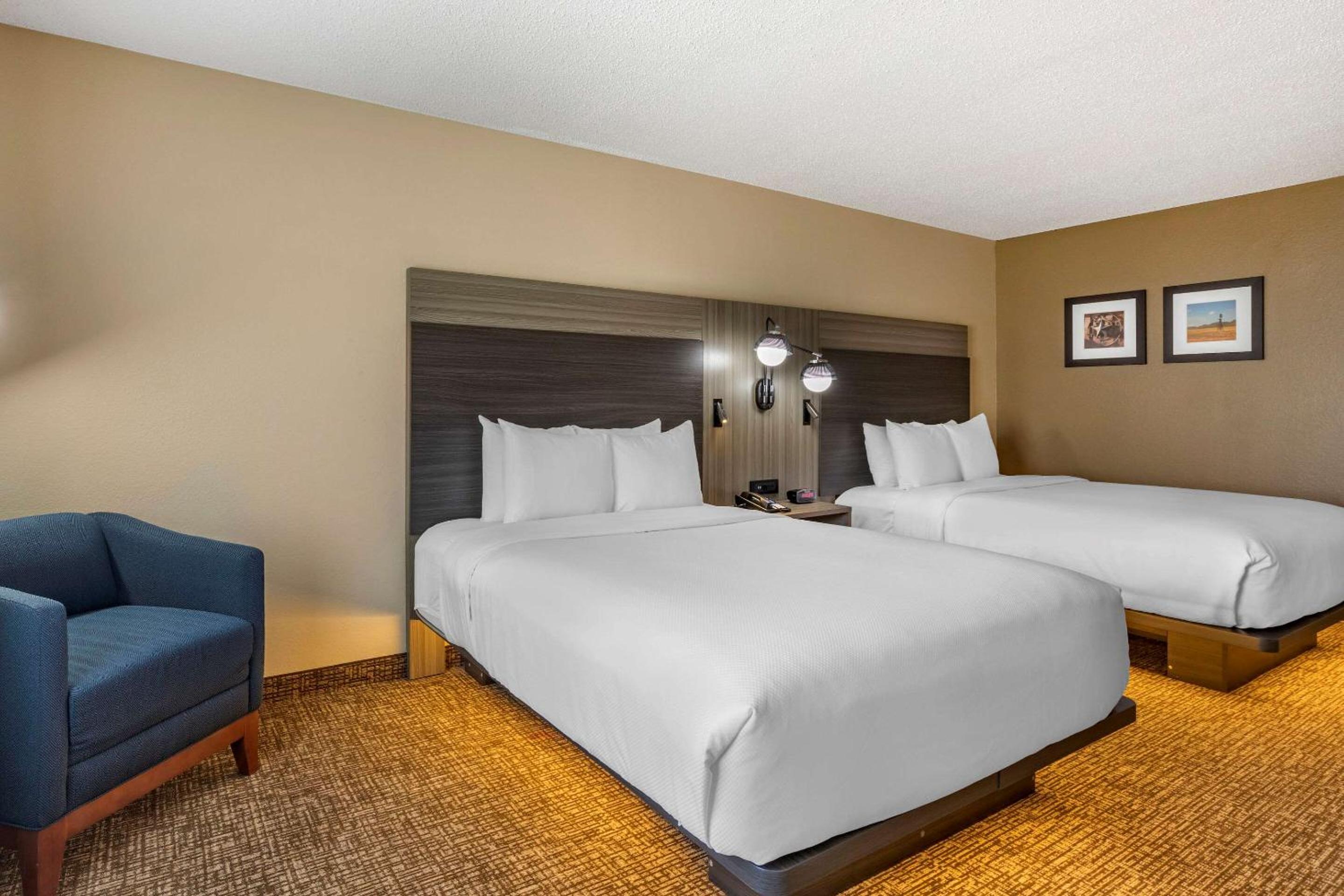 Queen Room with Two Queen Beds and Tub - Accessible/Non-Smoking - Photo 2