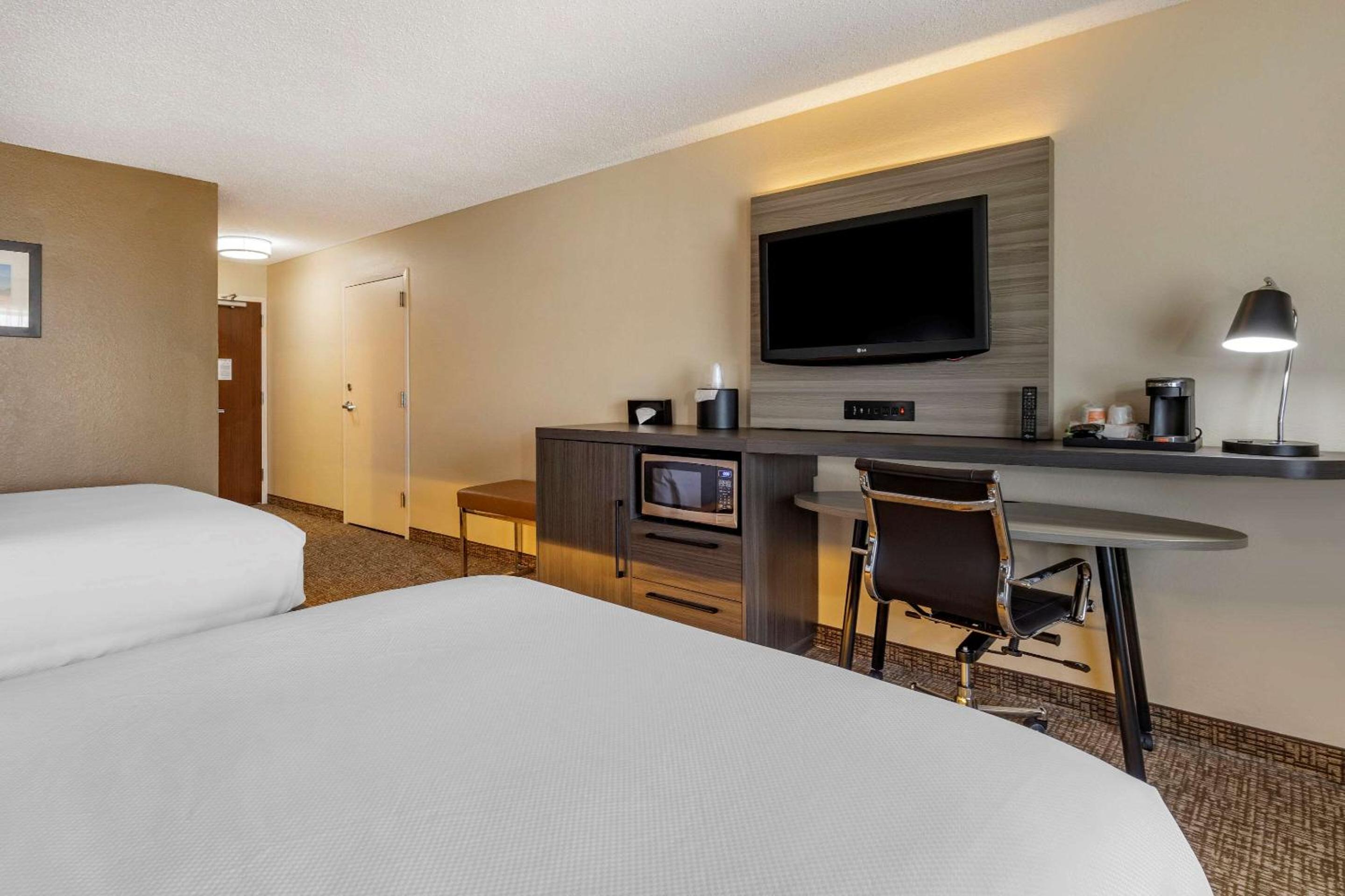 Queen Room with Two Queen Beds and Tub - Accessible/Non-Smoking - Photo 1