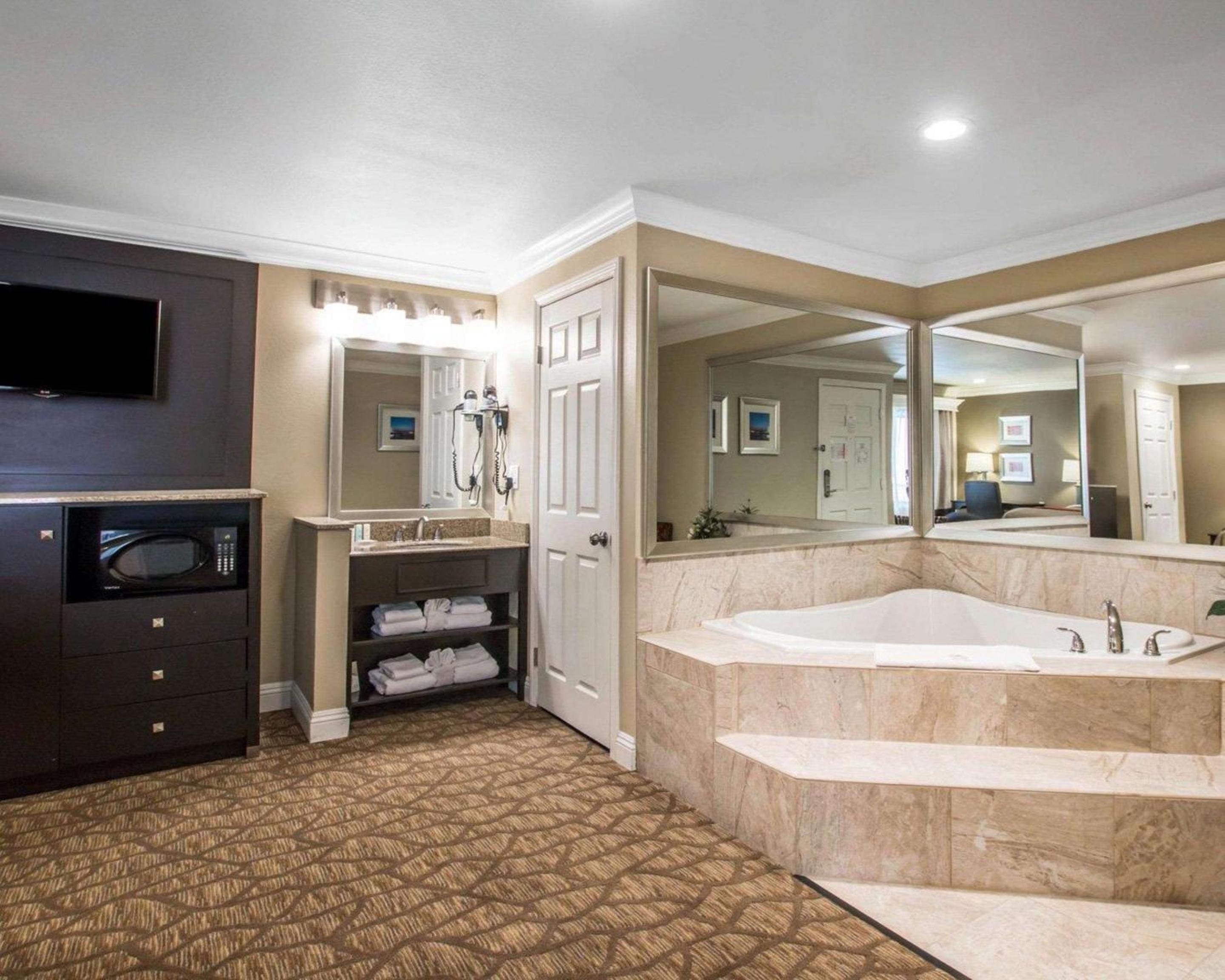Superior Room, 1 King Bed, In-Room Whirlpool, Non Smoking - Photo 3