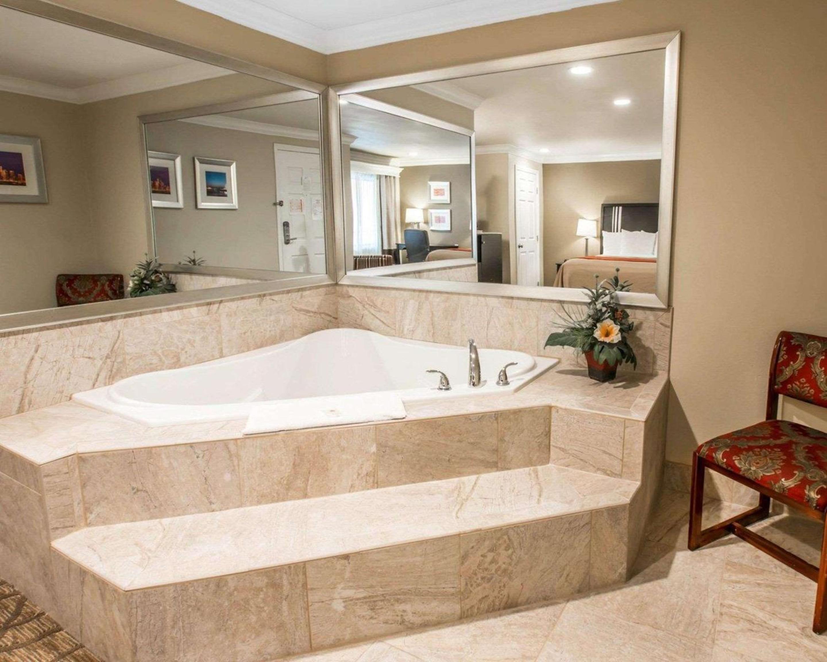 Superior Room, 1 King Bed, In-Room Whirlpool, Non Smoking - Photo 4