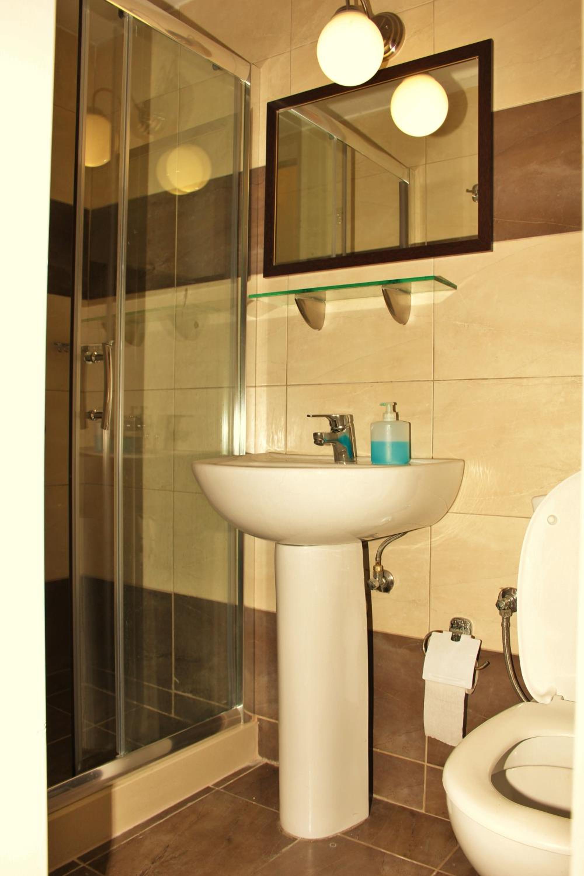 Standard Double or Twin Room - Photo 11