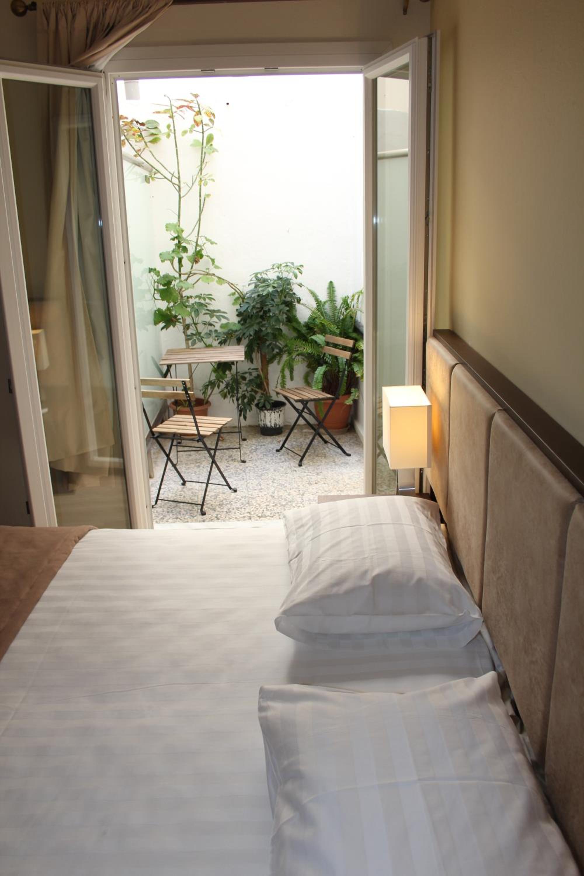Standard Double or Twin Room - Photo 10