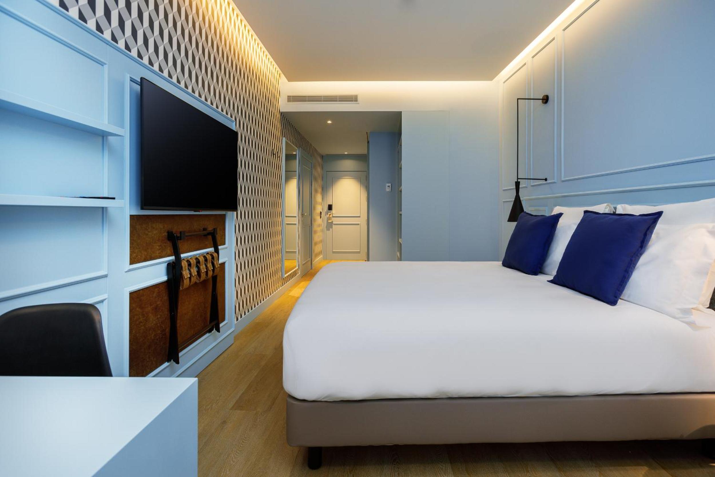Classic Connecting Room with Double and Twin Beds - Photo 7
