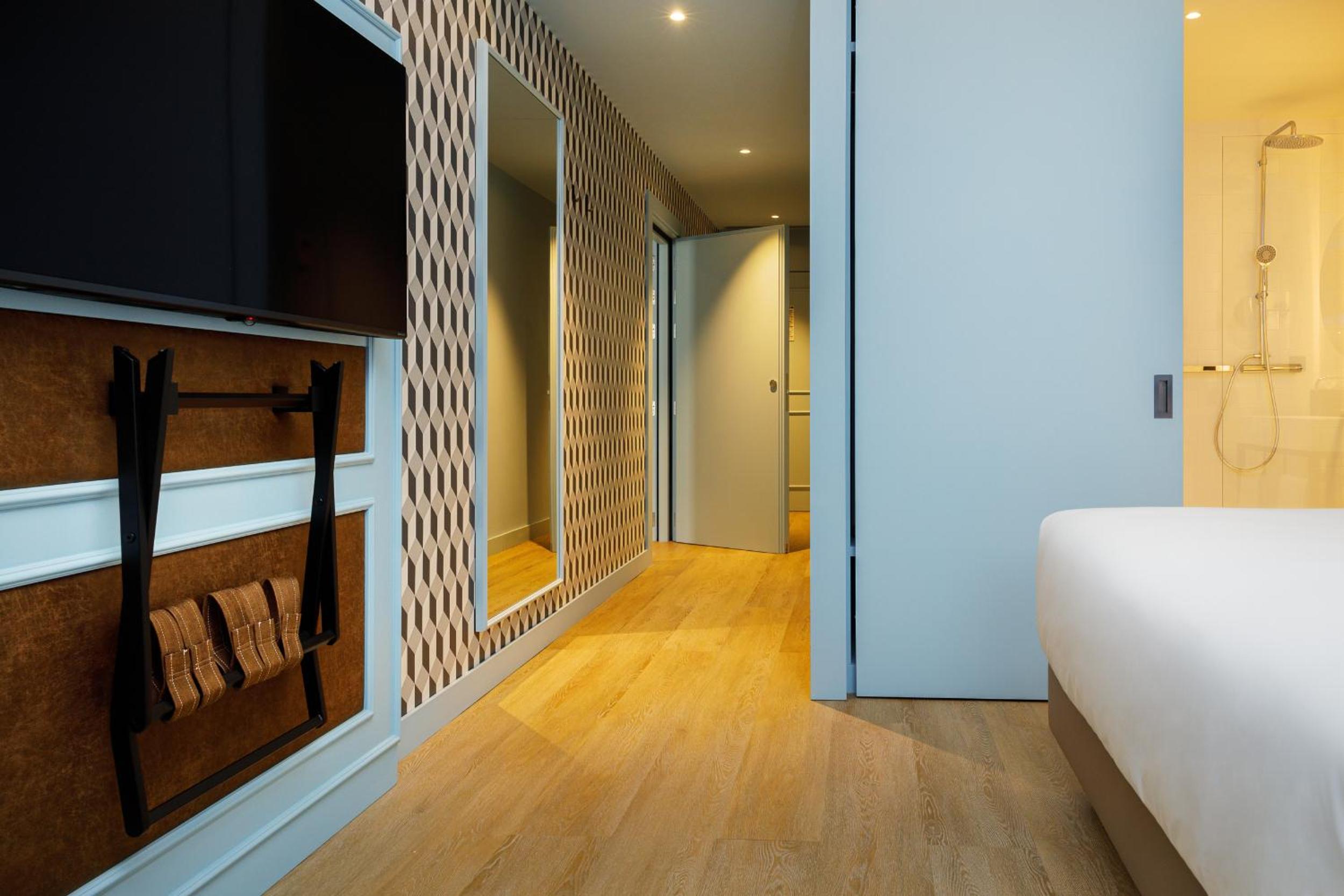 Classic Connecting Room with Double and Twin Beds - Photo 4