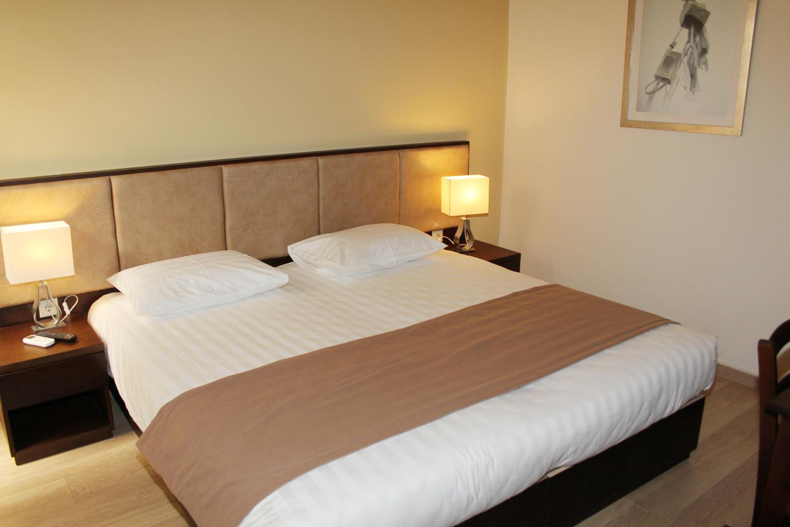 Standard Double or Twin Room - Photo 7