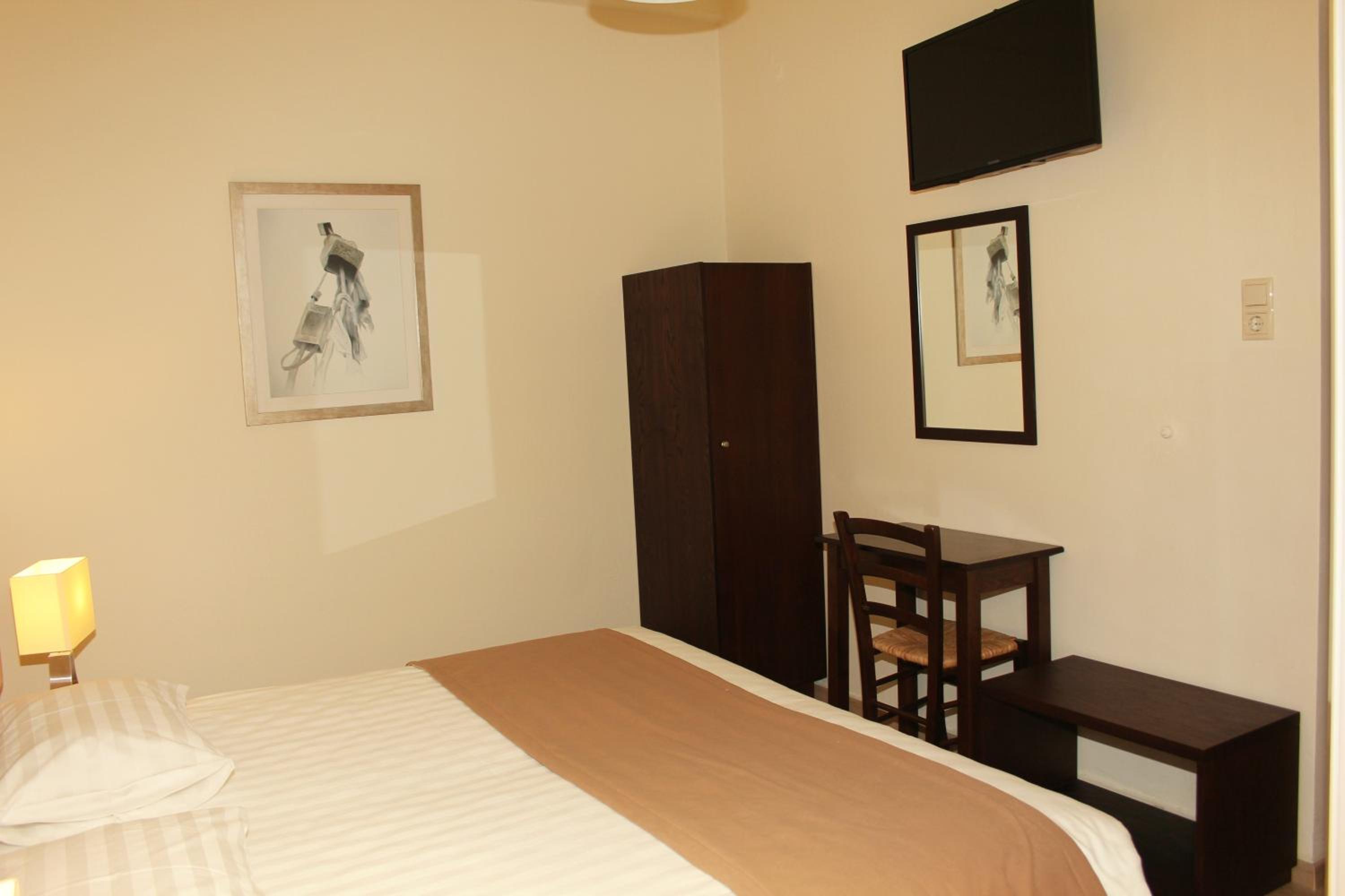 Standard Double or Twin Room - Photo 6
