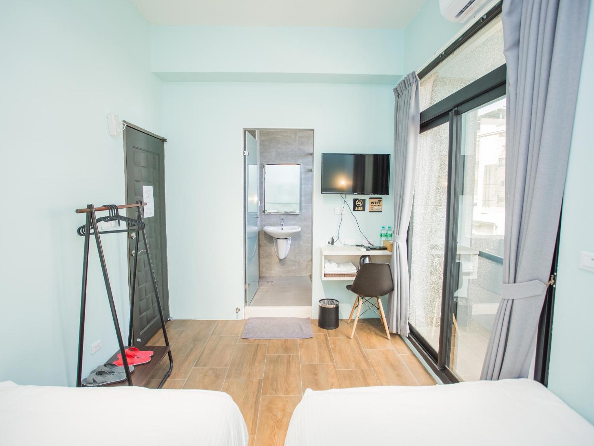 Twin Room with Balcony - Photo 4