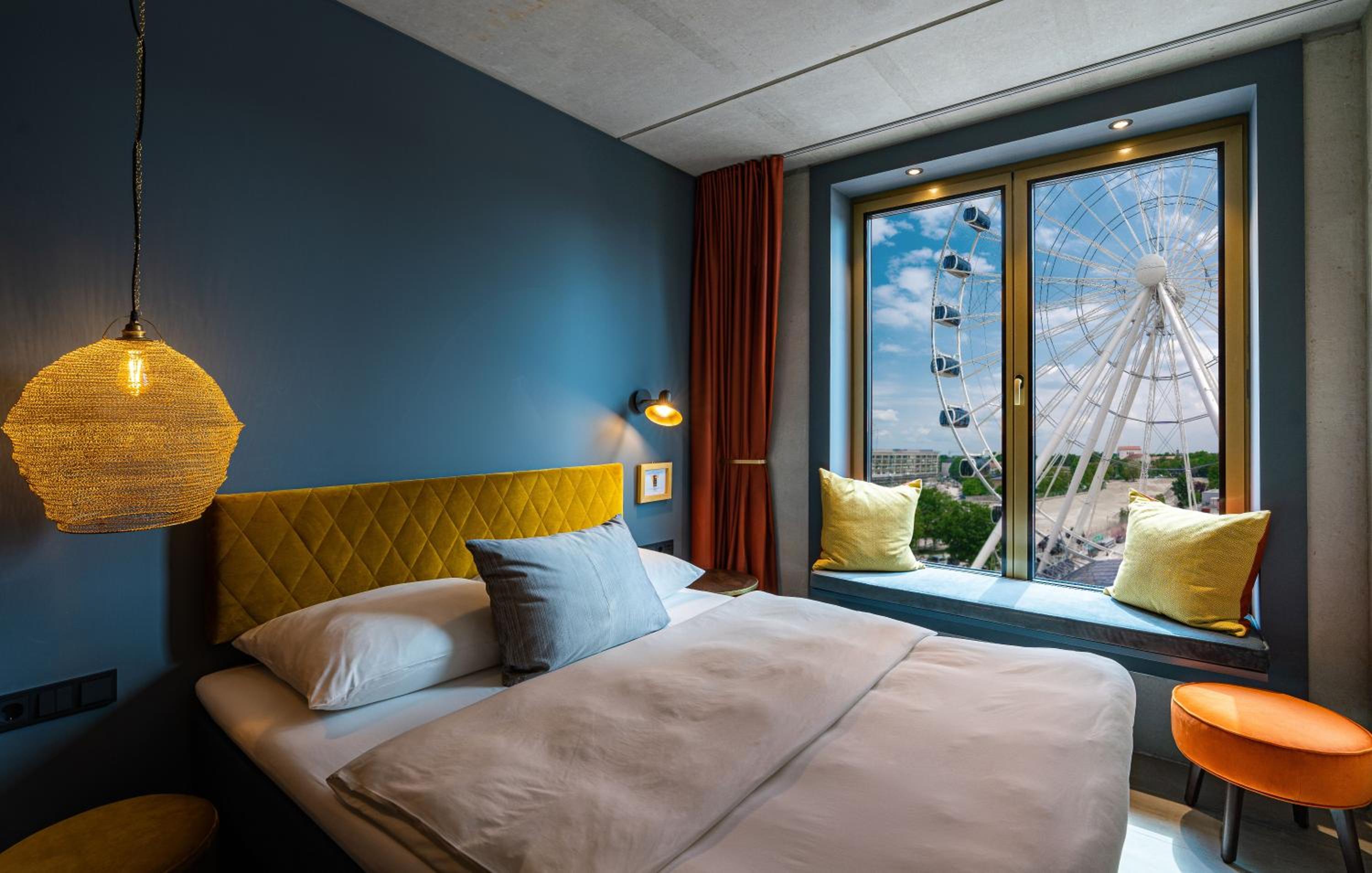 Queen Room with View to Ferries Wheel