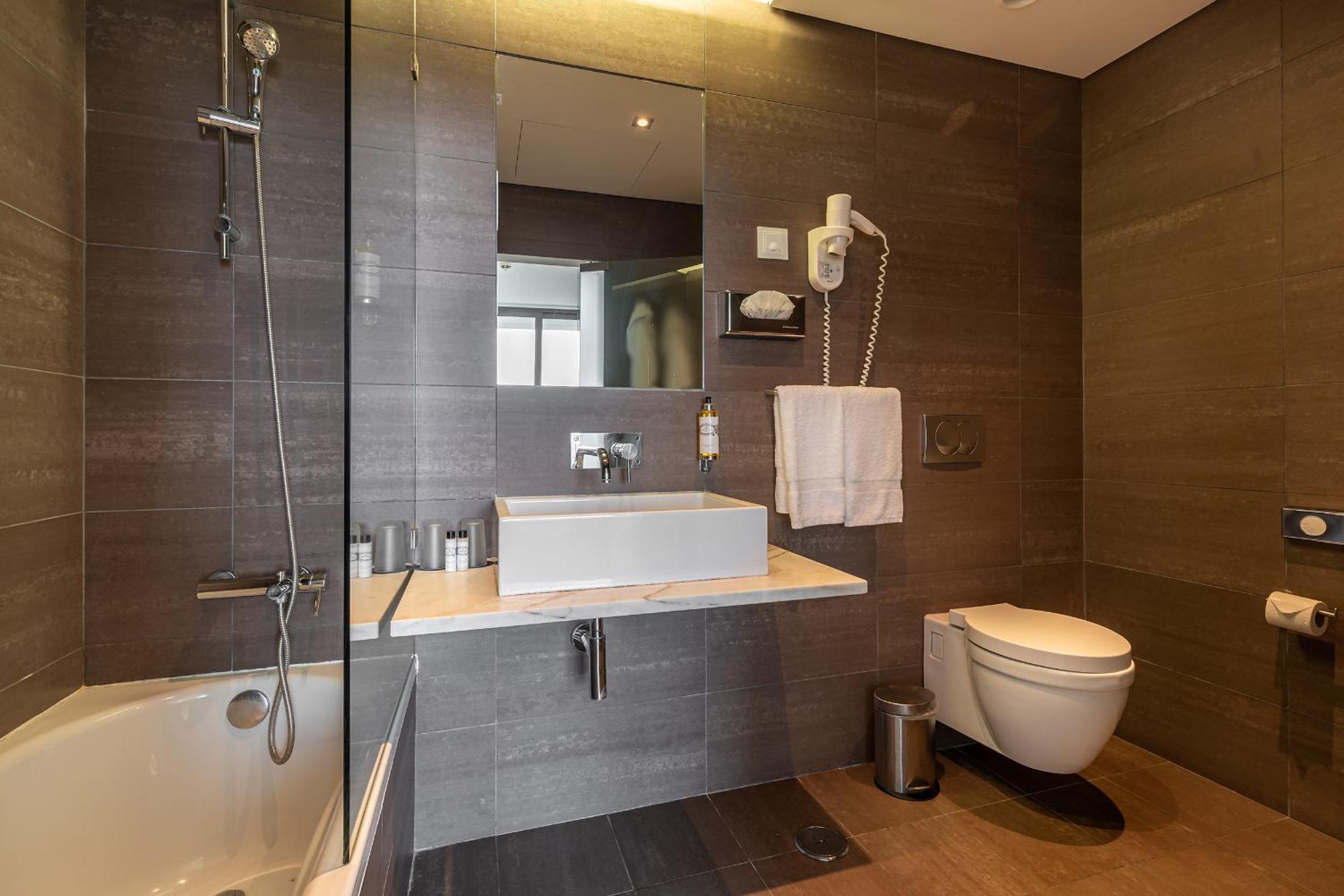 Suite with Balcony and Mountain View - Photo 7