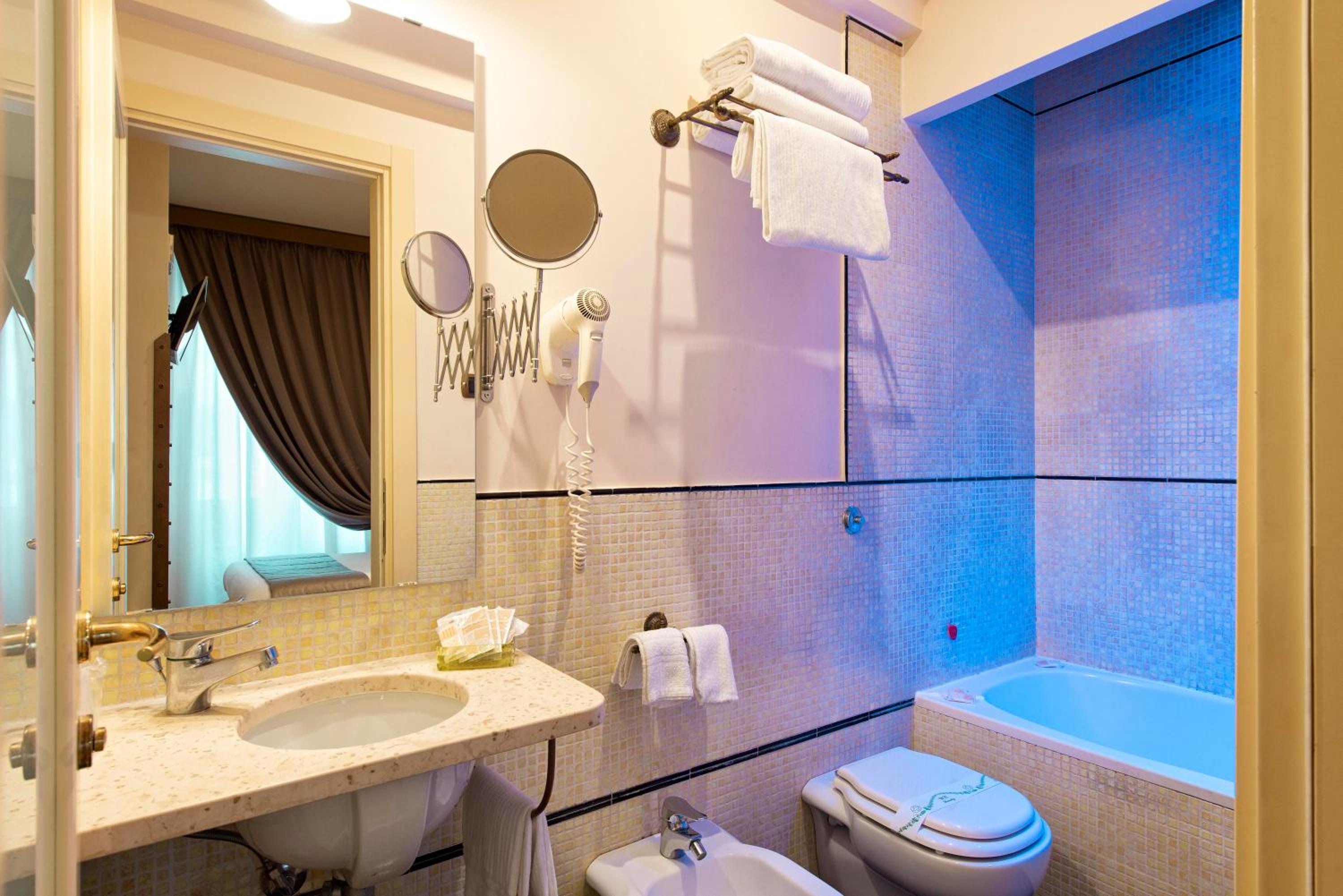 Double or Twin Room - Photo 4