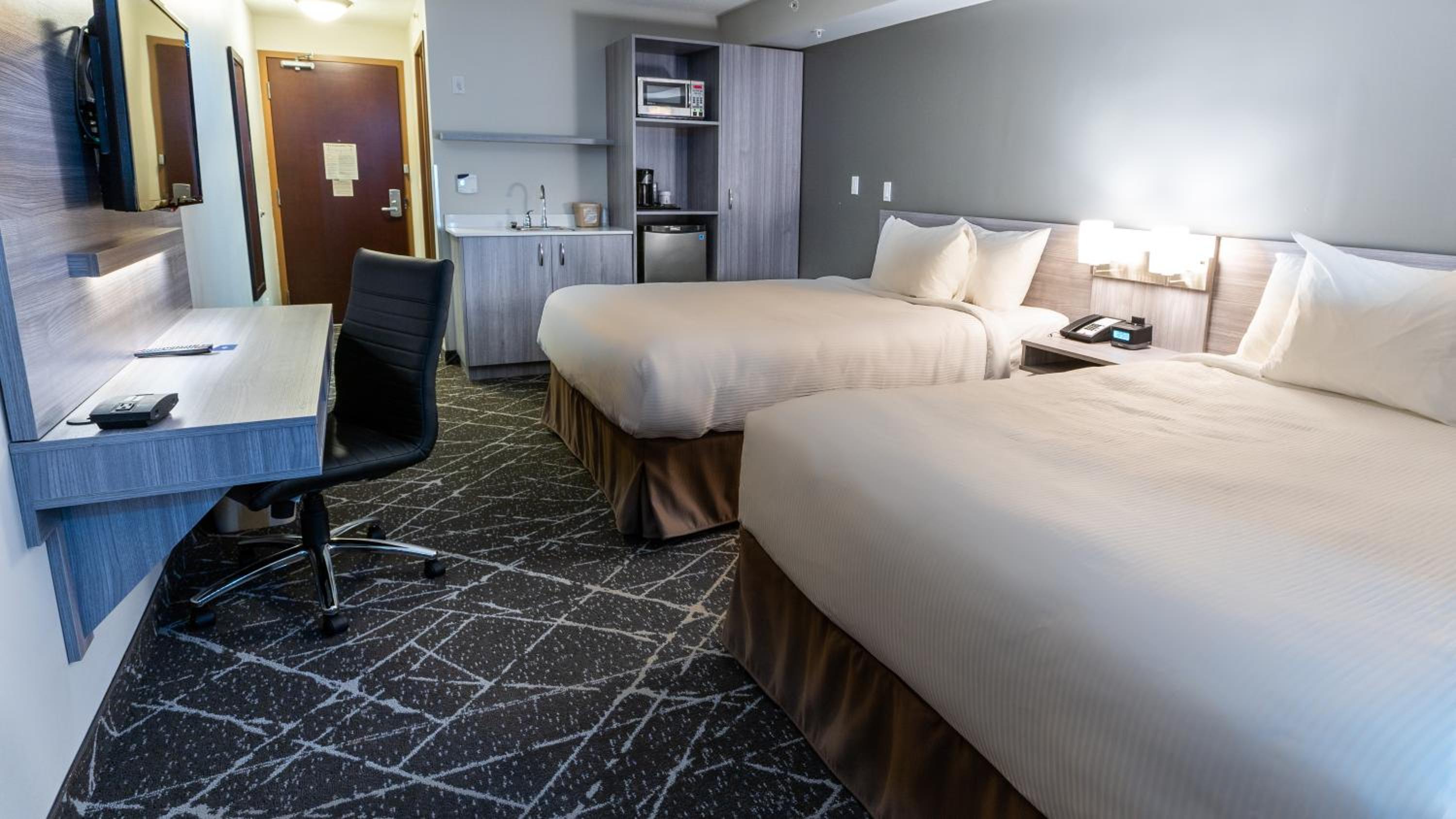 Business Queen Room with Two Queen Beds - Non-Smoking photo 2
