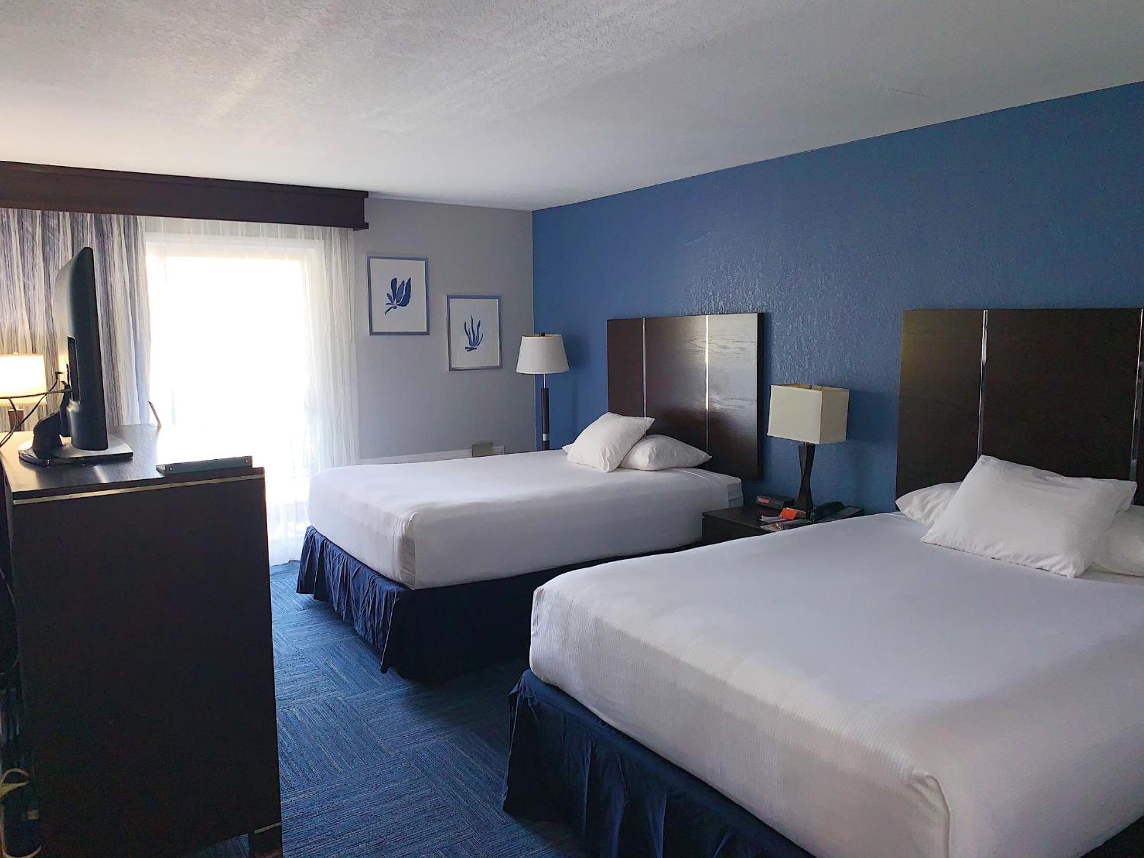 Deluxe Queen Room with Two Queen Beds - Photo 6