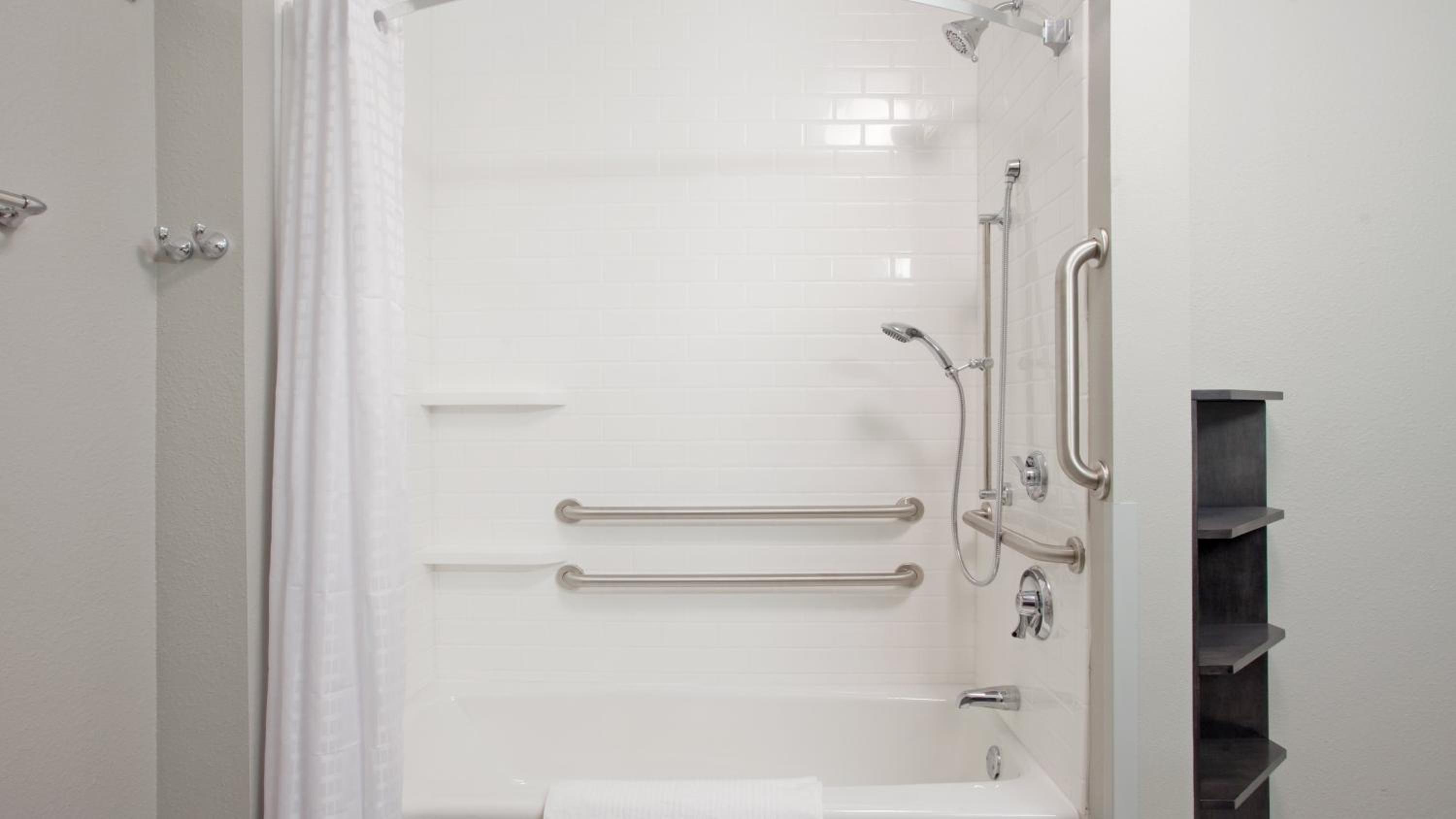 One-Bedroom King Suite with Hearing Accessible Tub photo 2