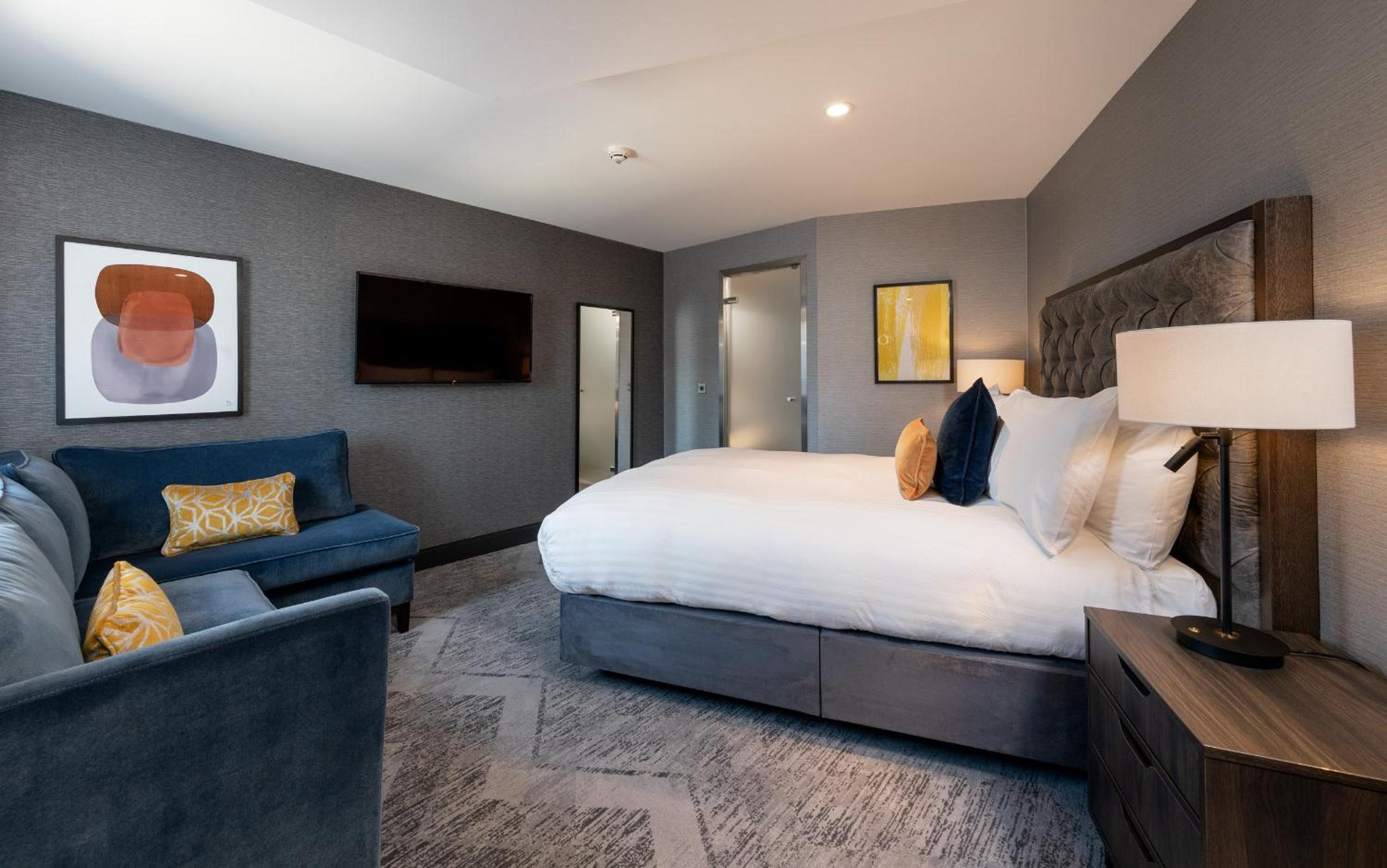 1 Queen Bed Premium with Jetted Bath