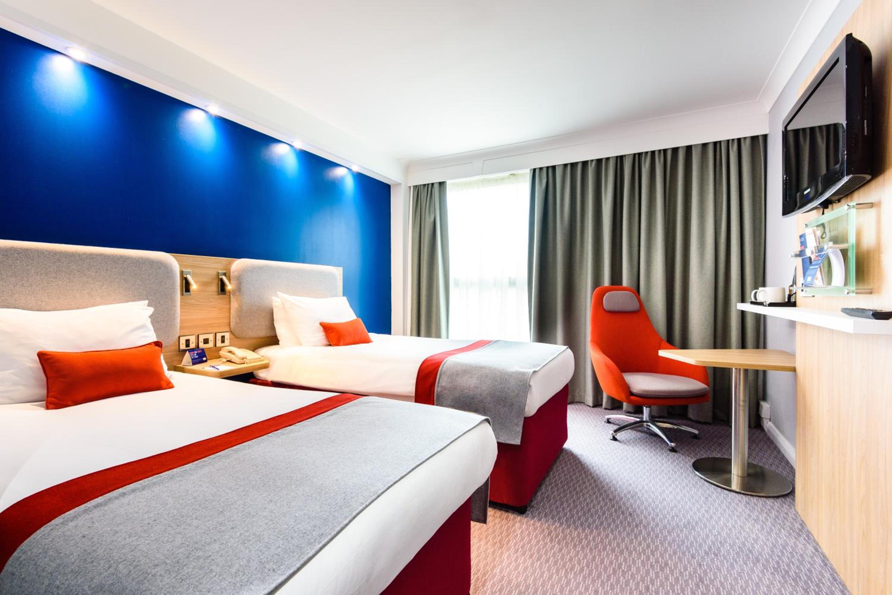 Standard Twin Room with Free Hot Breakfast - Photo 5