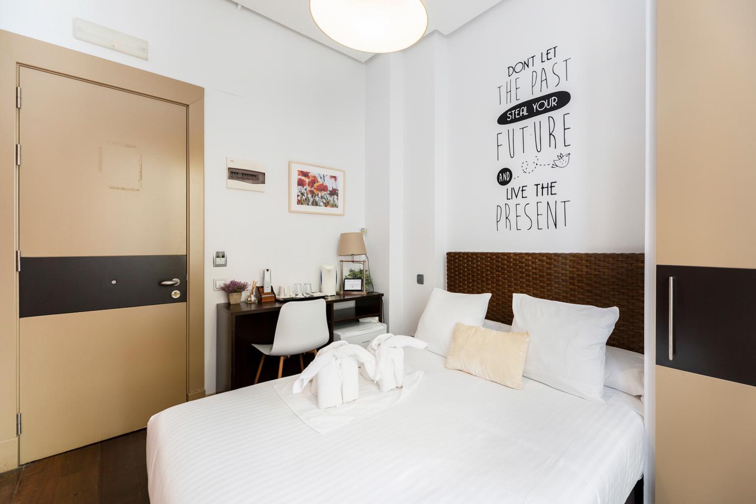 Double Room with Balcony - Photo 9