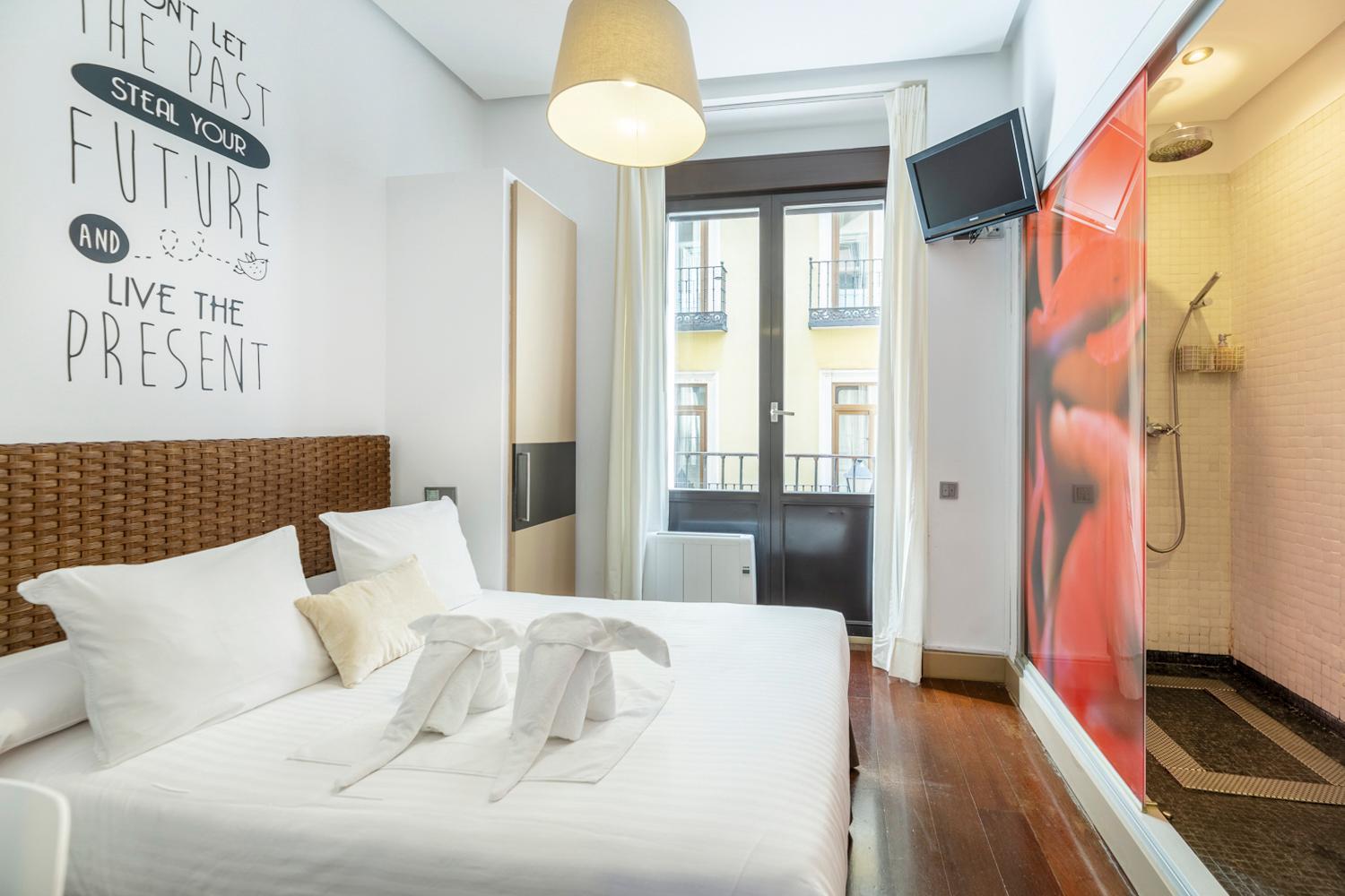Double Room with Balcony - Photo 10