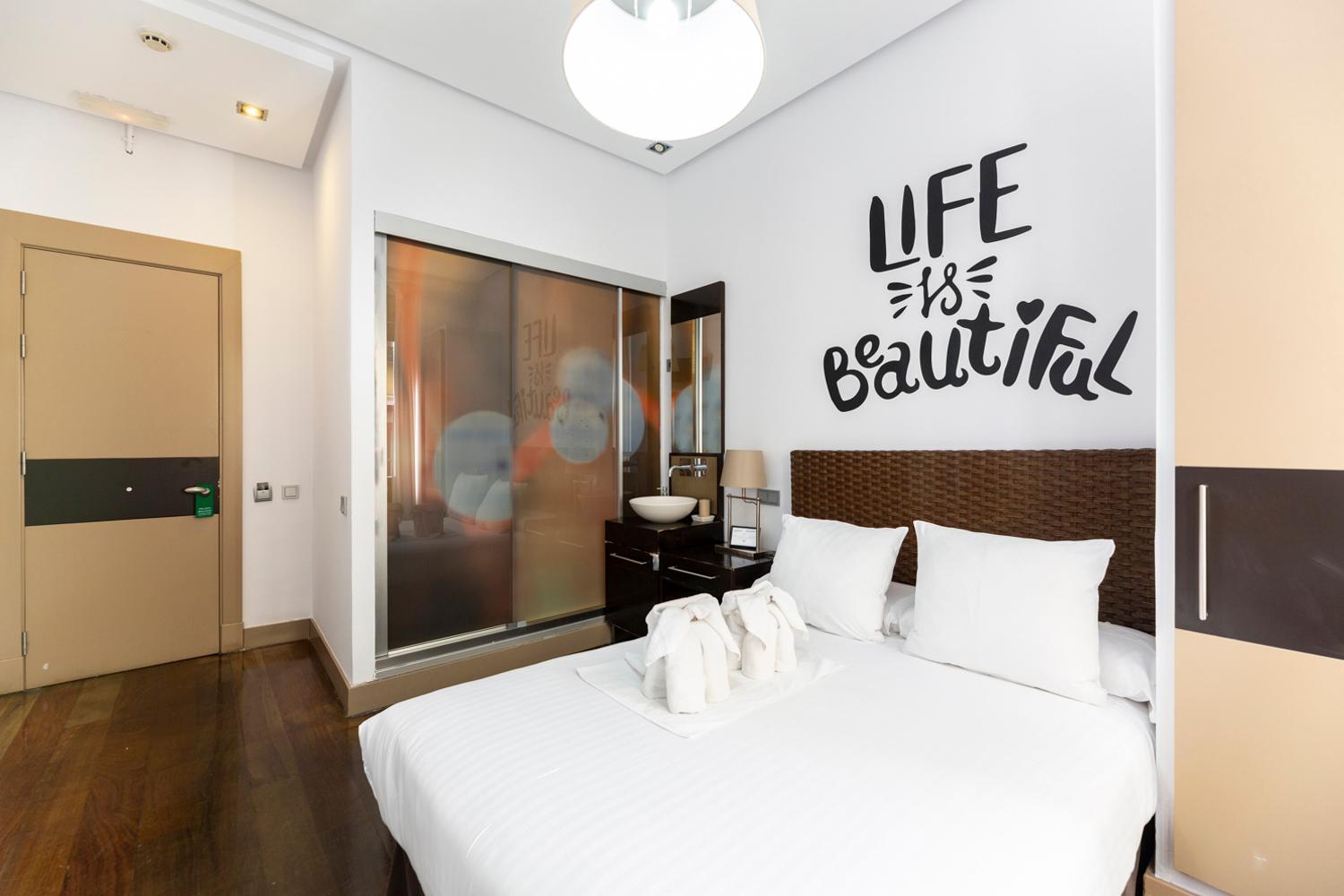 Double Room with Balcony - Photo 7