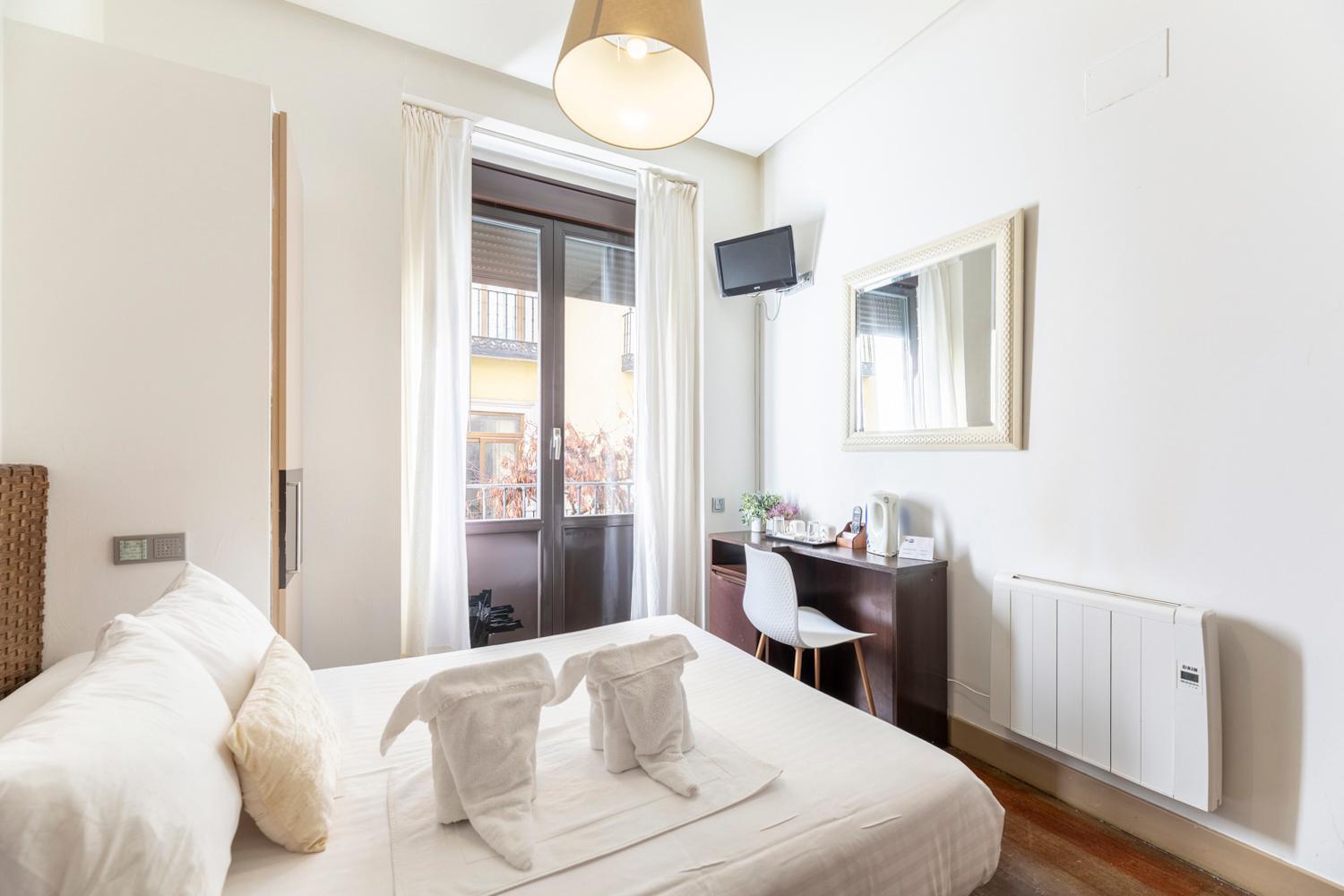 Double Room with Balcony - Photo 3