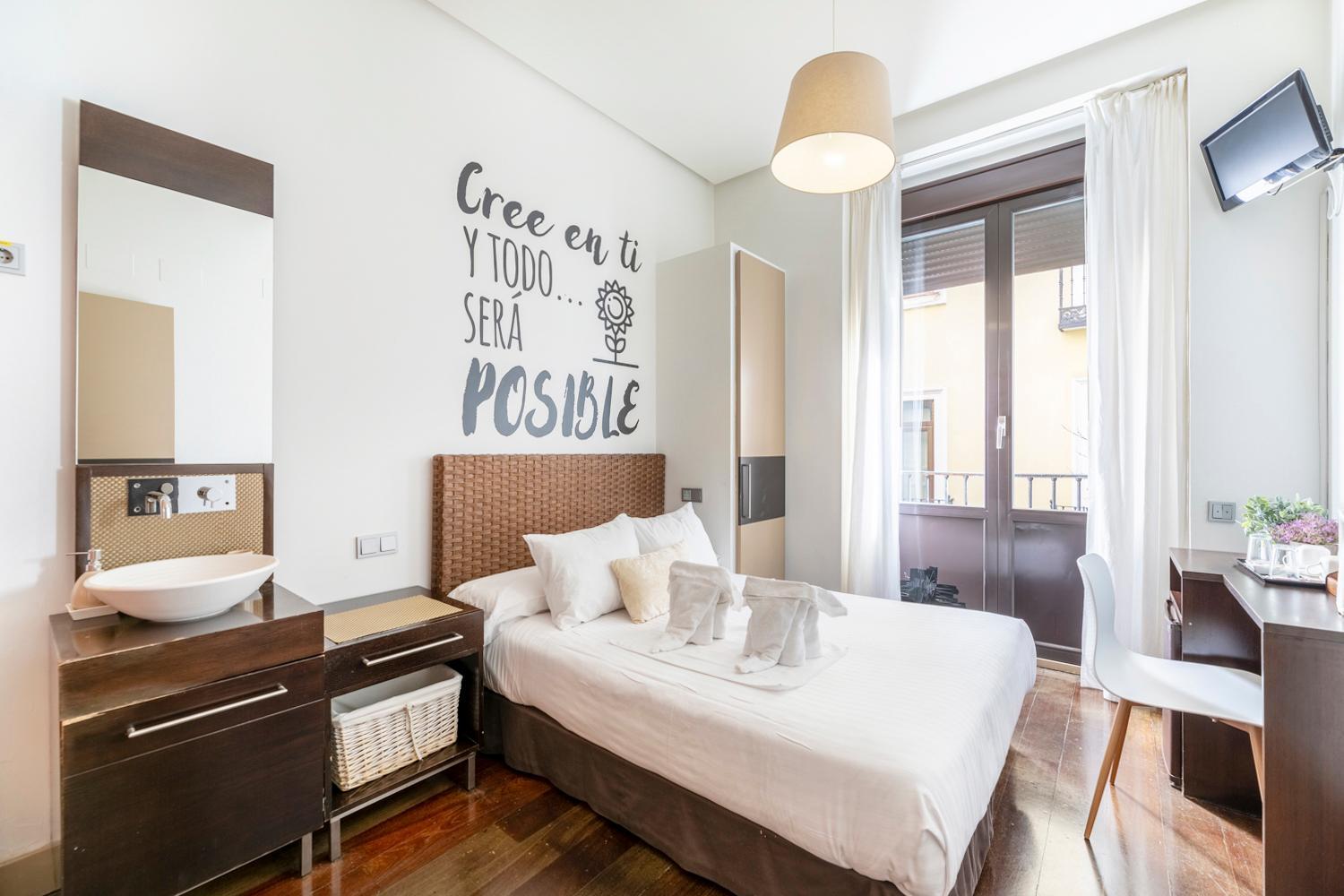 Double Room with Balcony - Photo 4