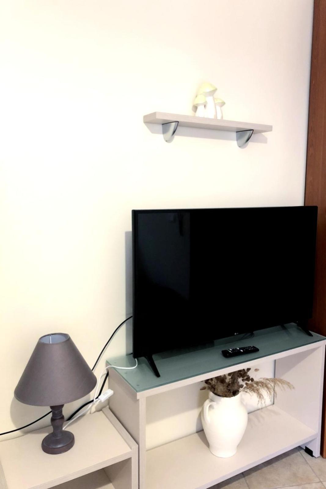 One-Bedroom Apartment - Photo 2