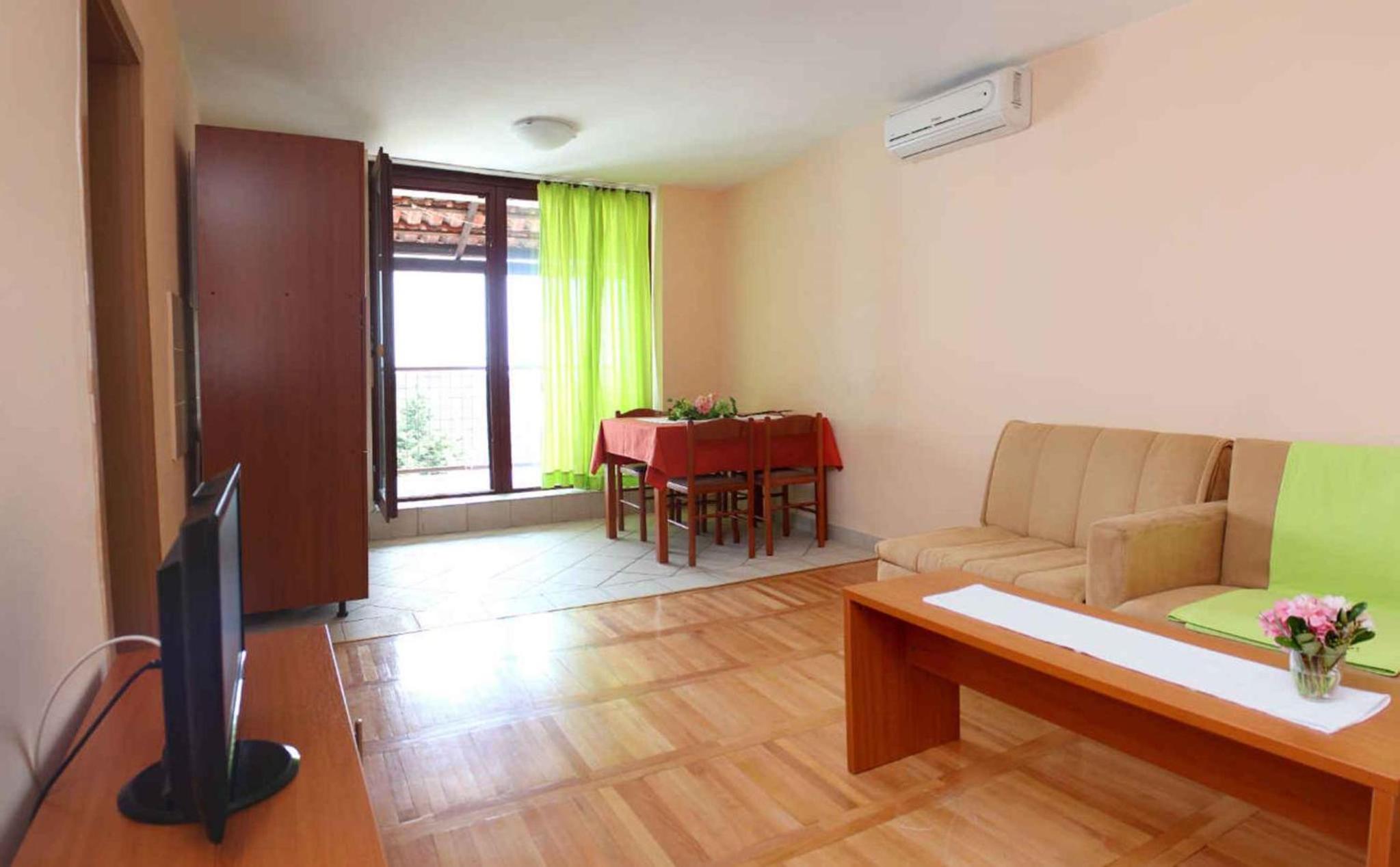 Apartment photo 2