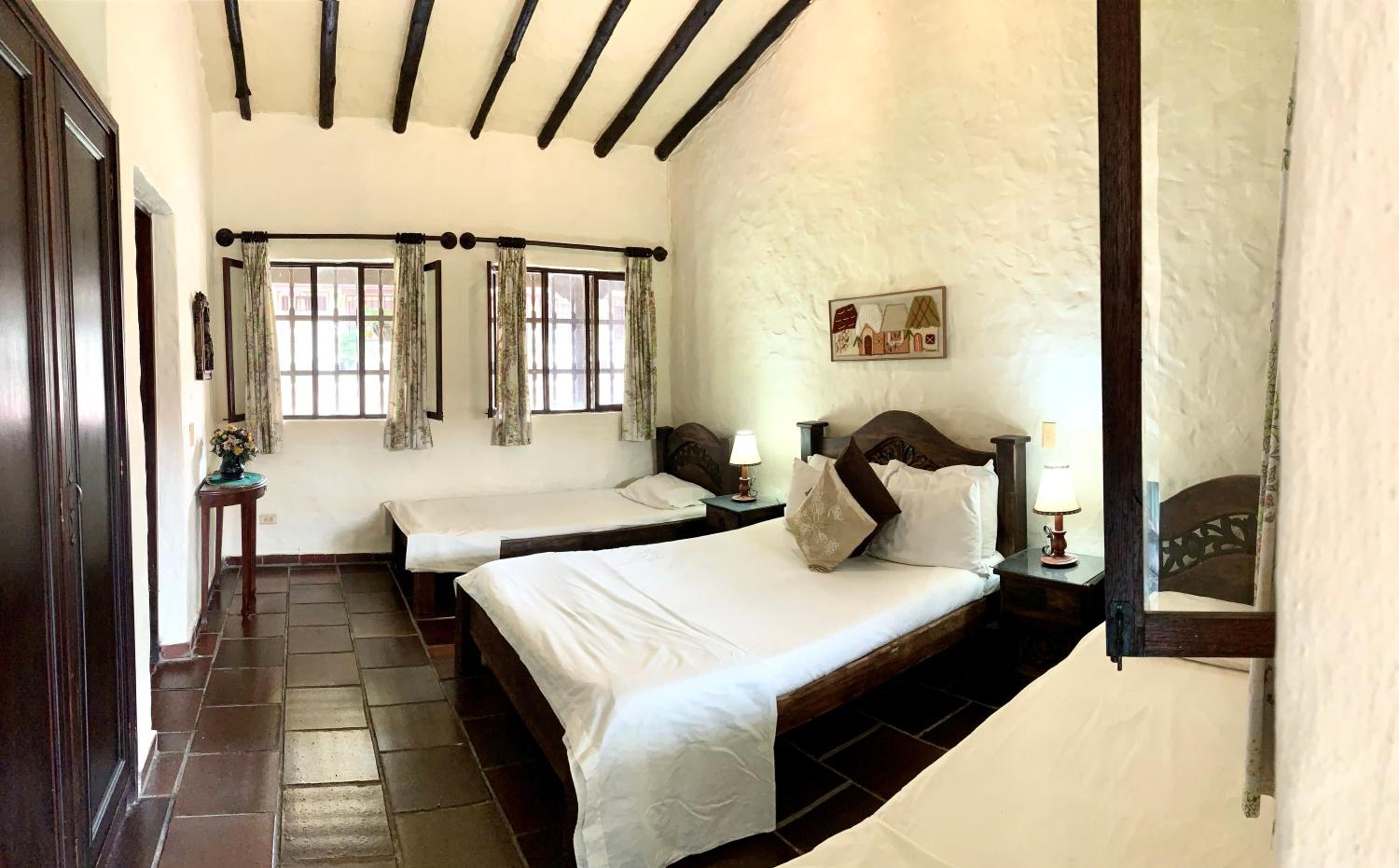 Quadruple Room with Private Bathroom photo 3