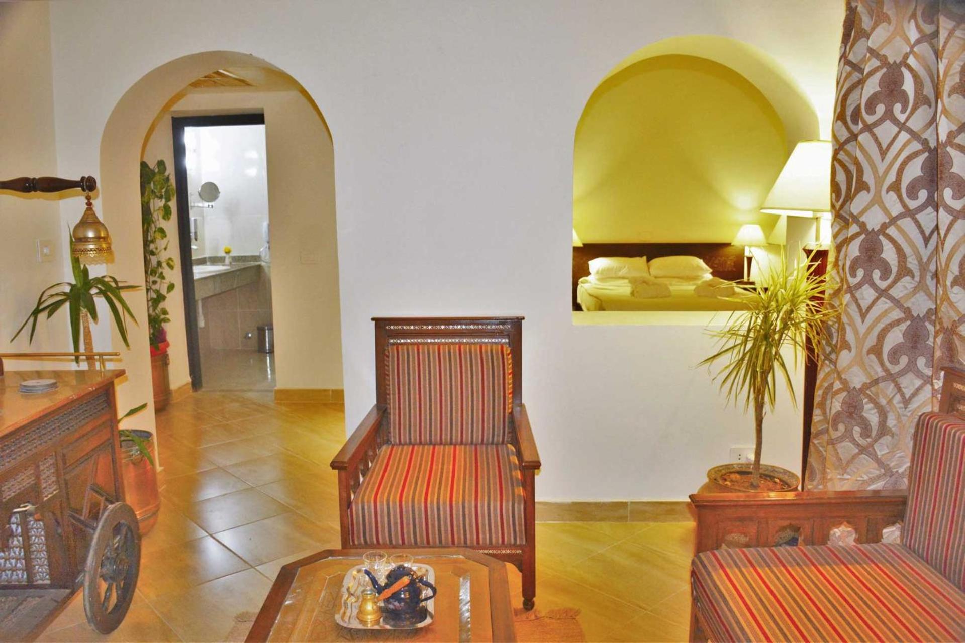 Family Room (4 Adults + 1 Children)