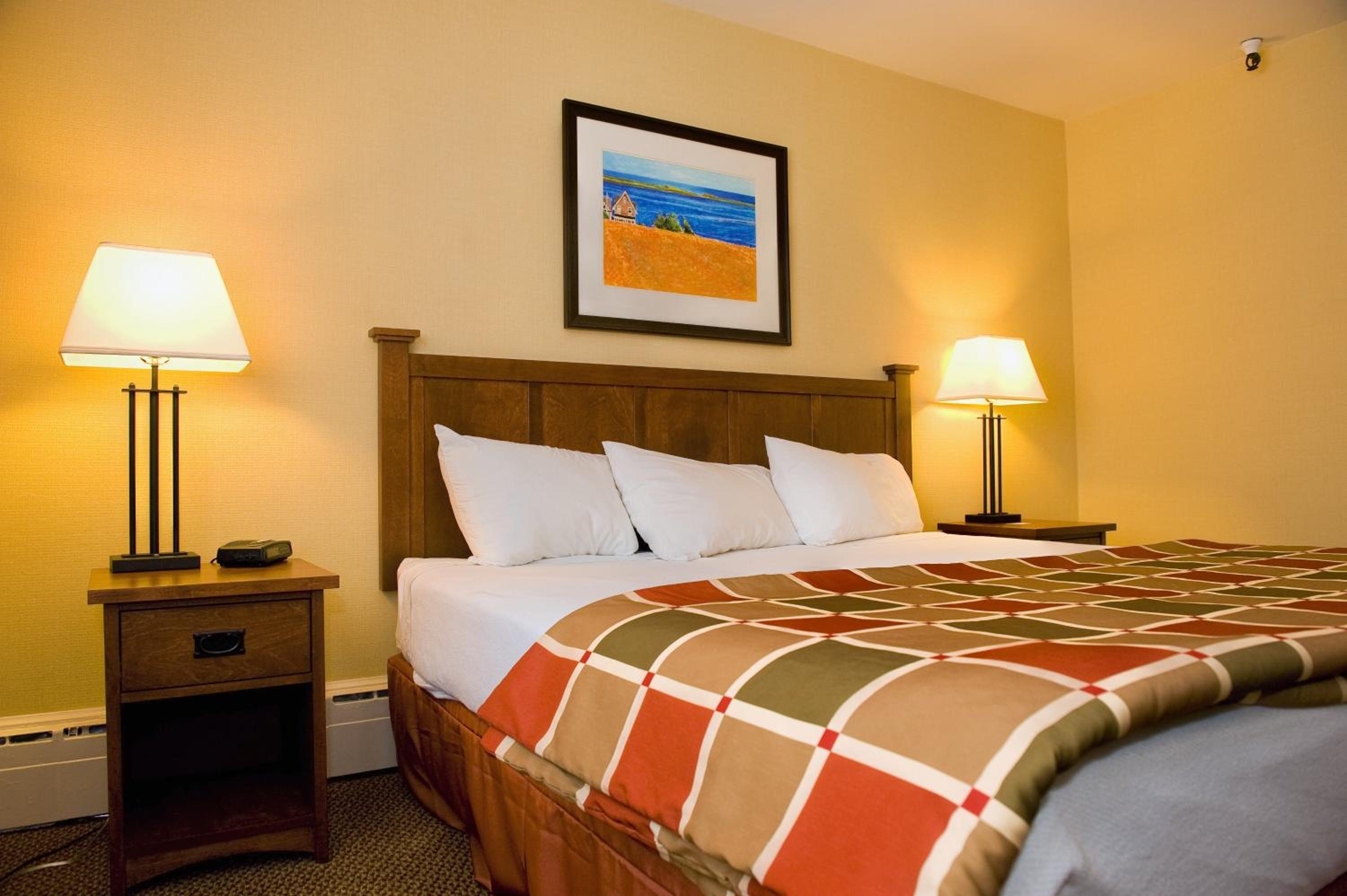 One-Bedroom Suite King with Sofabed - Photo 2