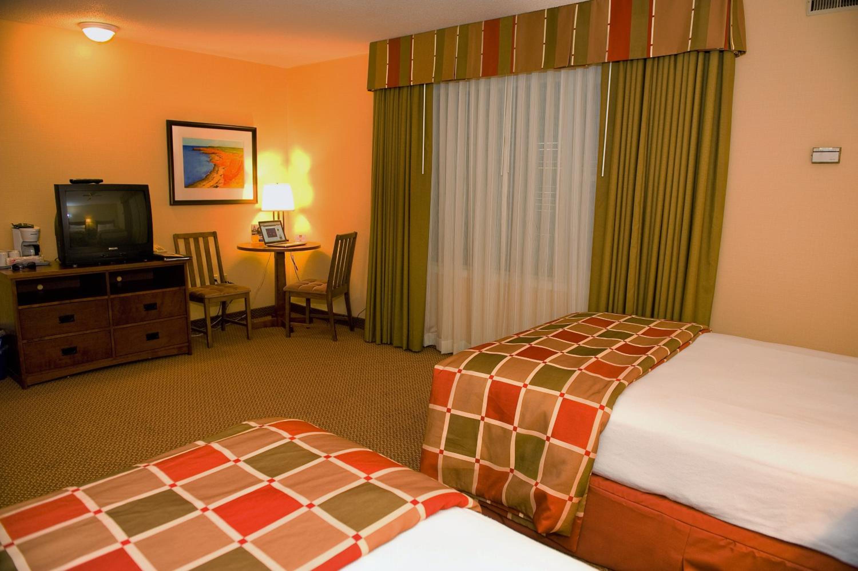 Standard Queen Room with Two Queen Beds - Photo 3