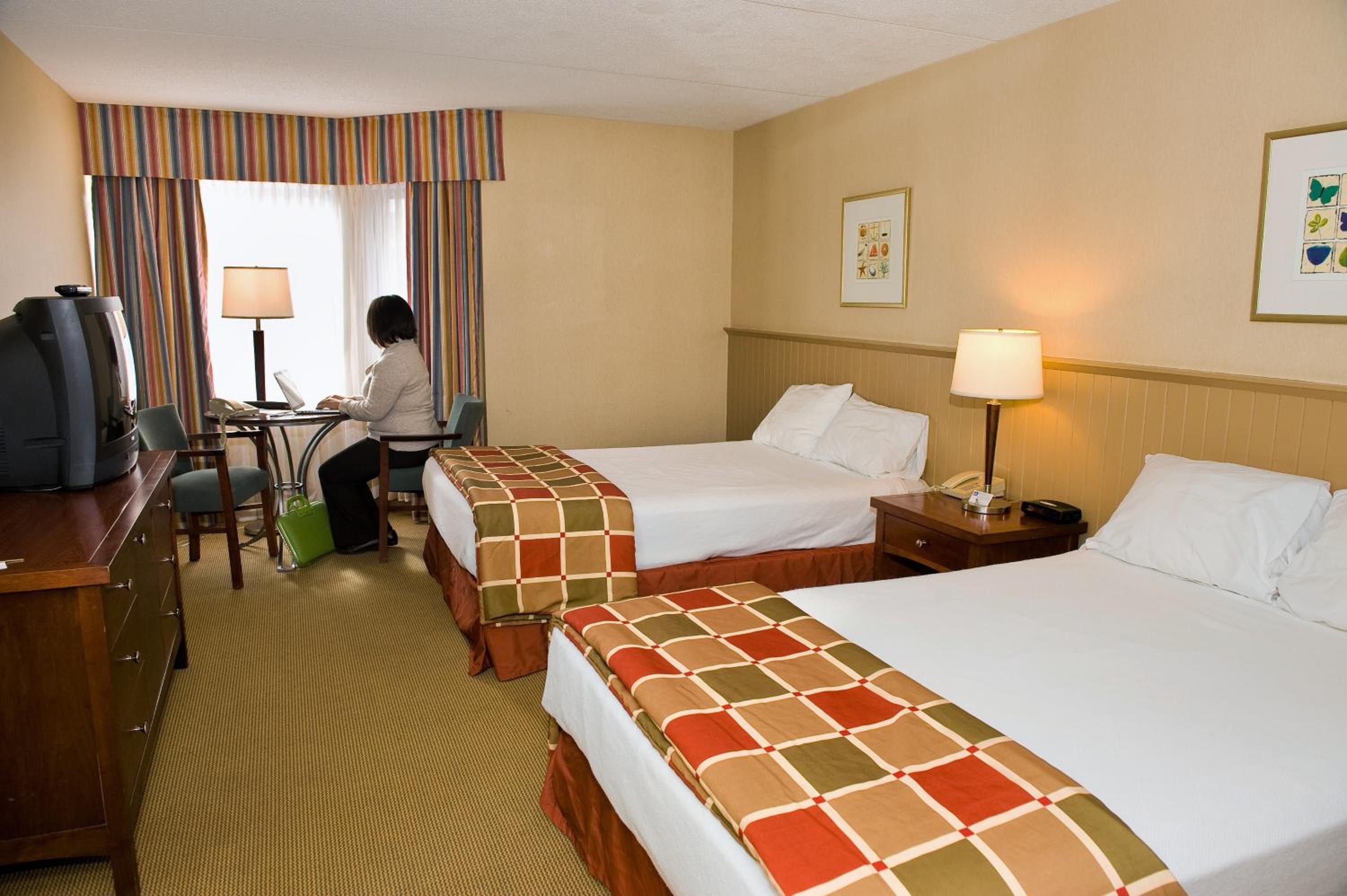 Standard Queen Room with Two Queen Beds - Photo 4
