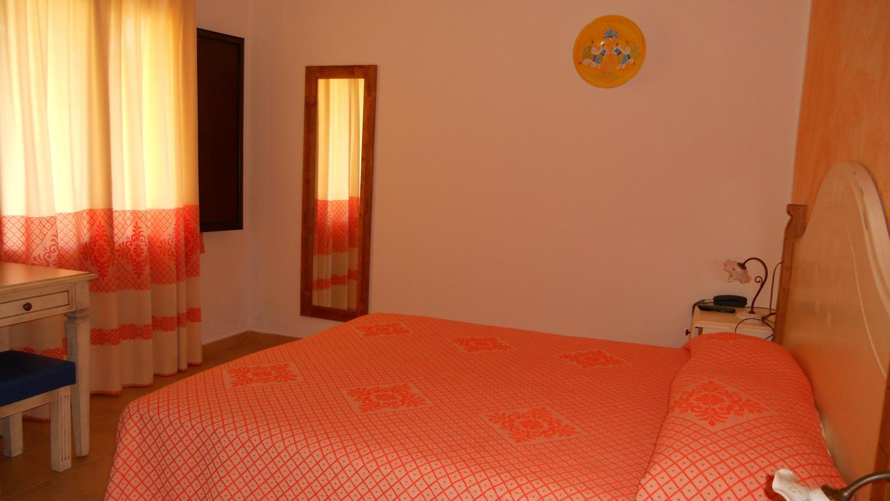 Double Room with Balcony - Photo 8