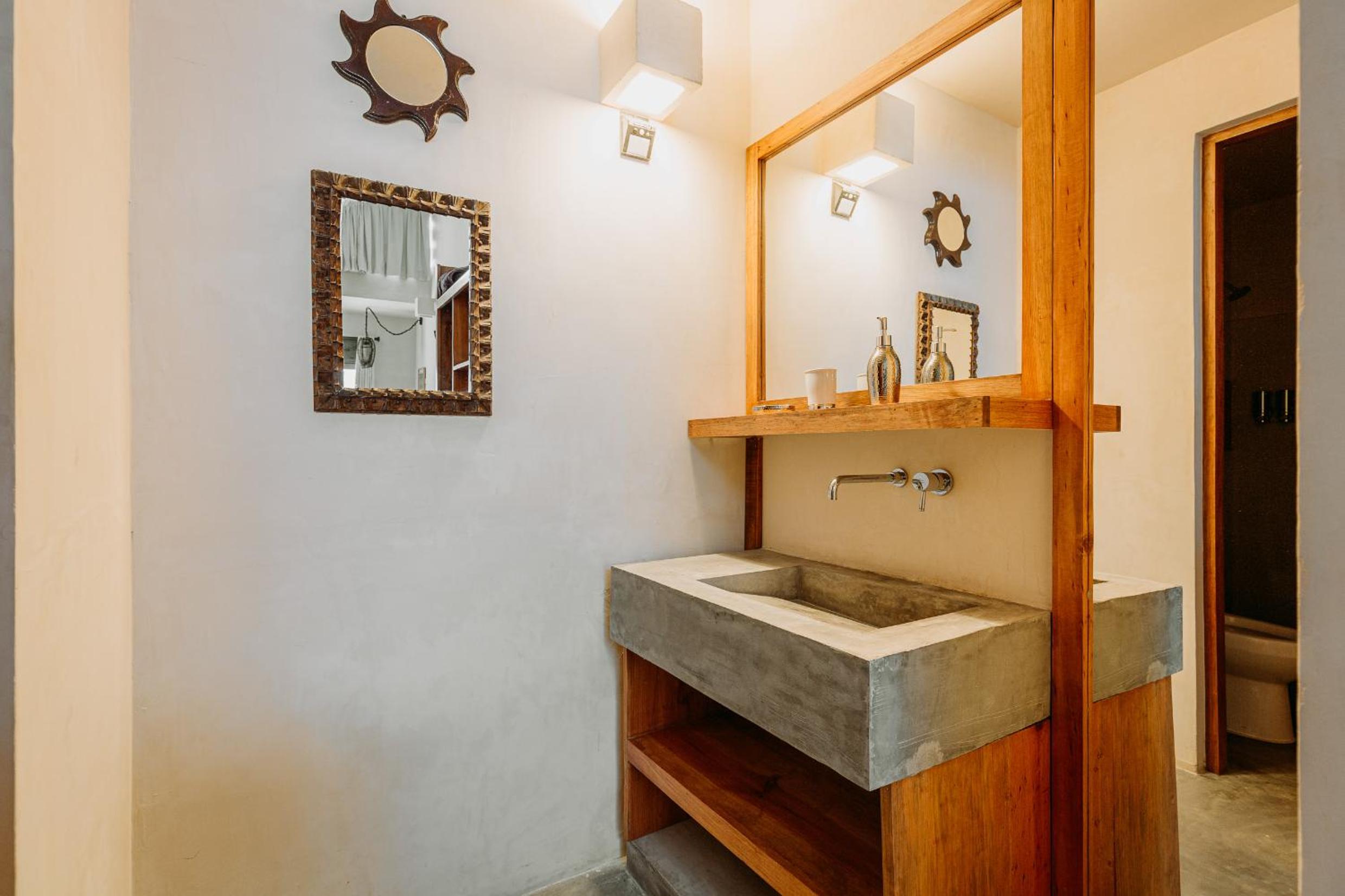Traditional Room with Air Conditioning and Private Bathroom - Photo 3