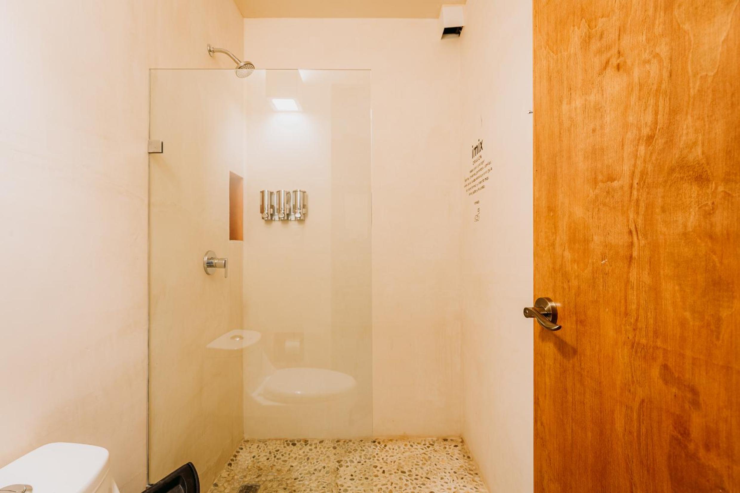Traditional Room with Air Conditioning and Private Bathroom - Photo 4