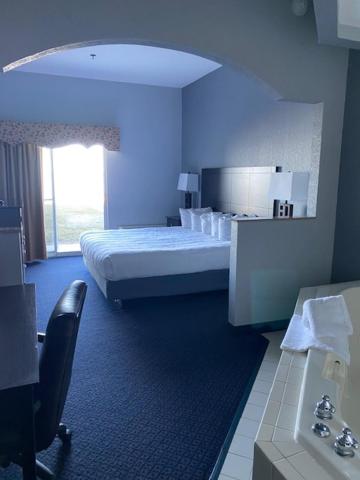 King Suite with Jacuzzi - Lakeside - Non-Smoking - Photo 1