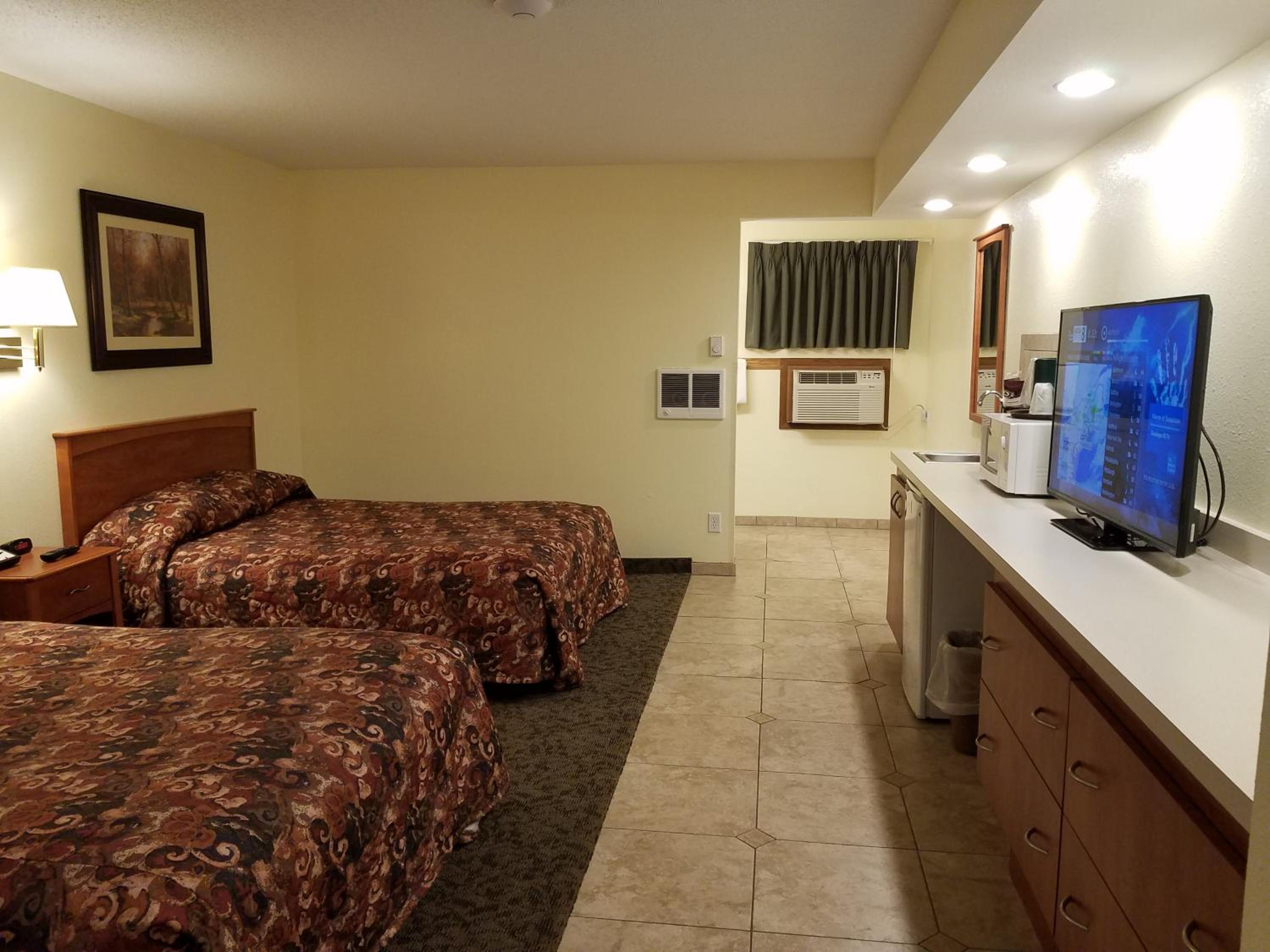 Queen Room with Two Queen Beds - Photo 4