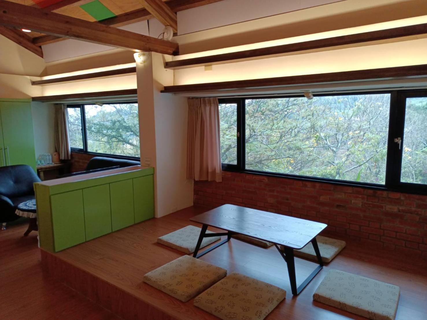 Family Room with Mountain View photo 3