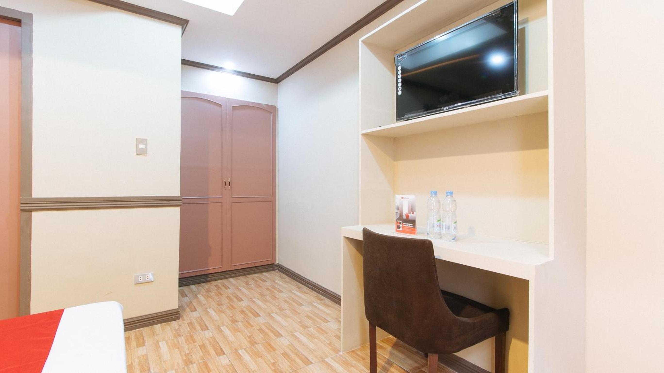 Deluxe Double Room - Photo 13