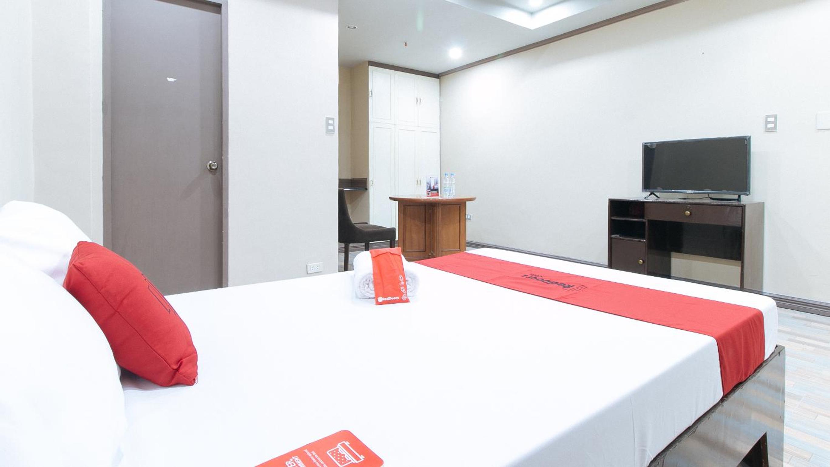Suite - Photo 13