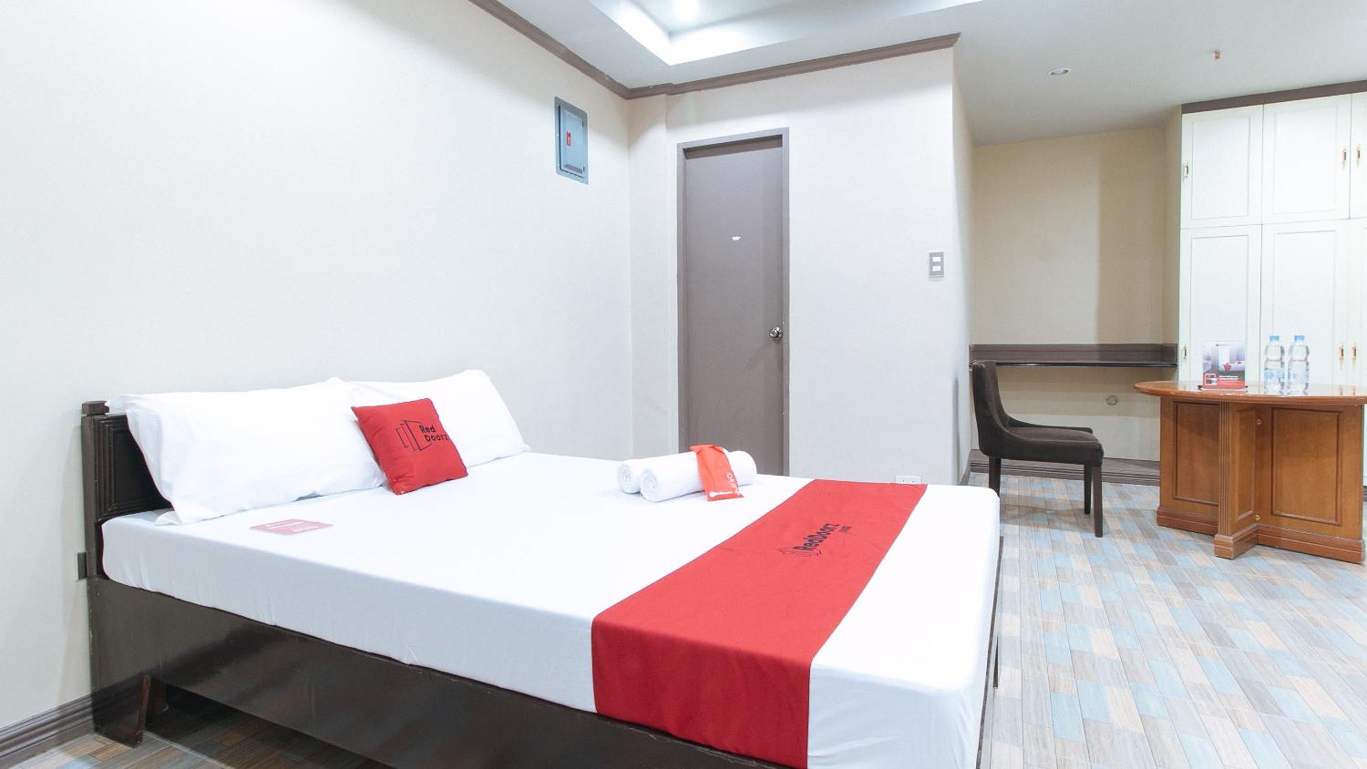 Suite - Photo 18
