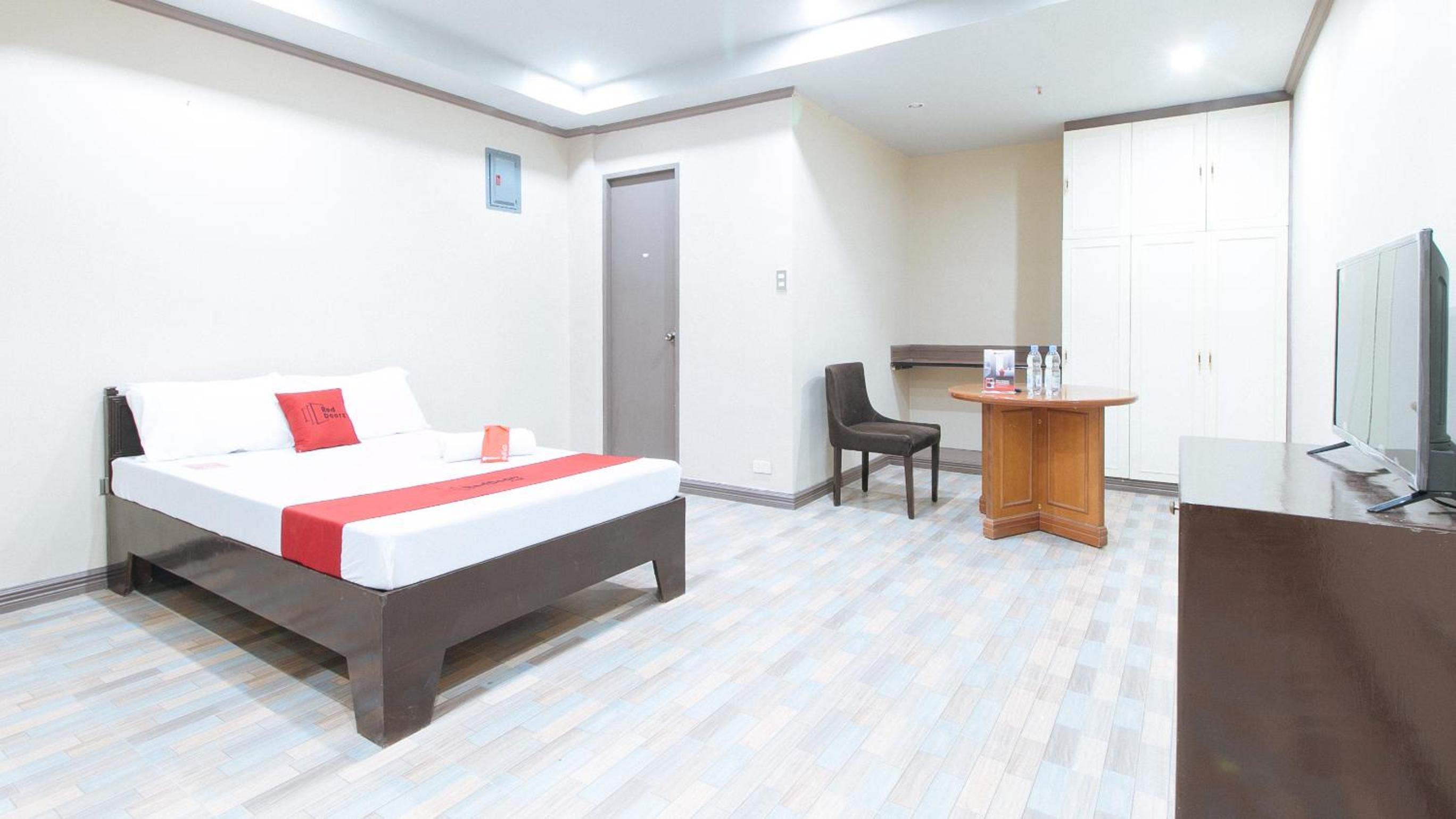 Suite - Photo 1