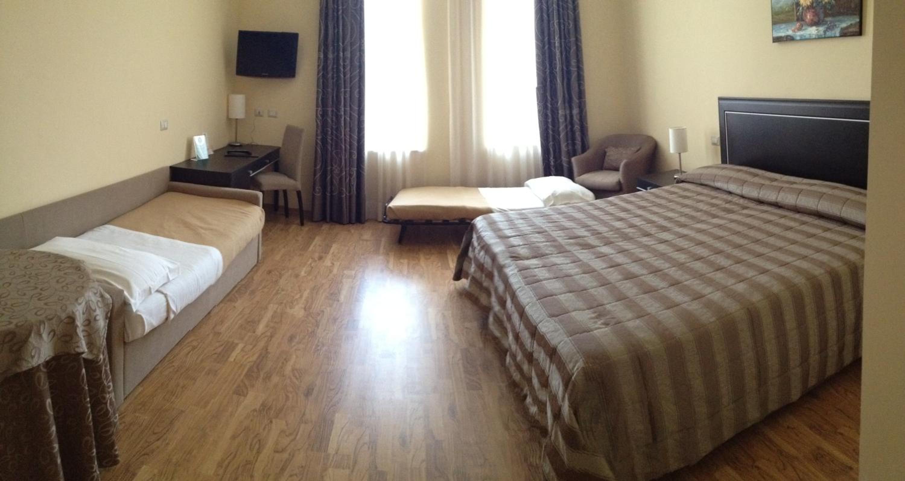 Quadruple Room - Photo 5