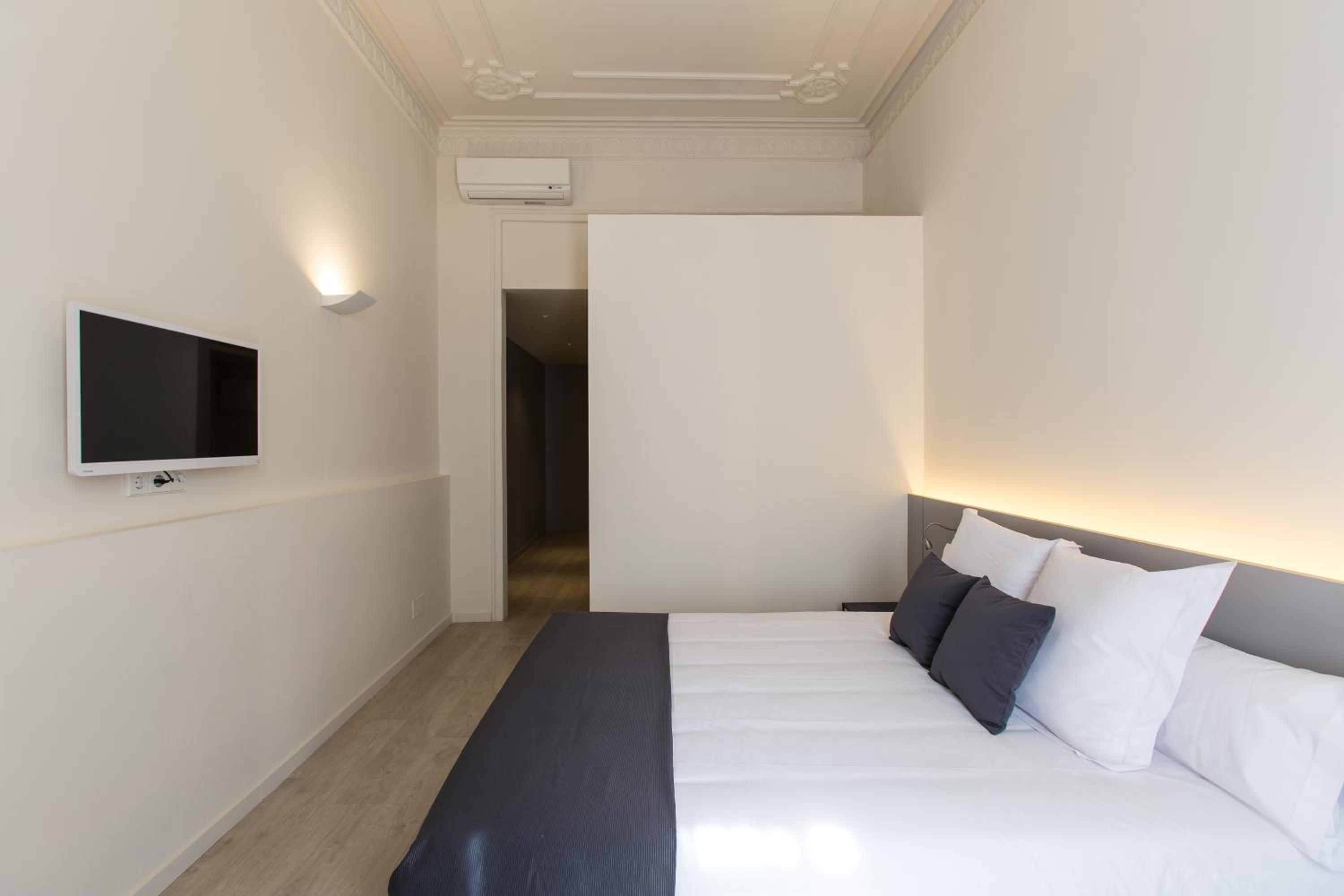 Double or Twin Room with Balcony and City View photo 3