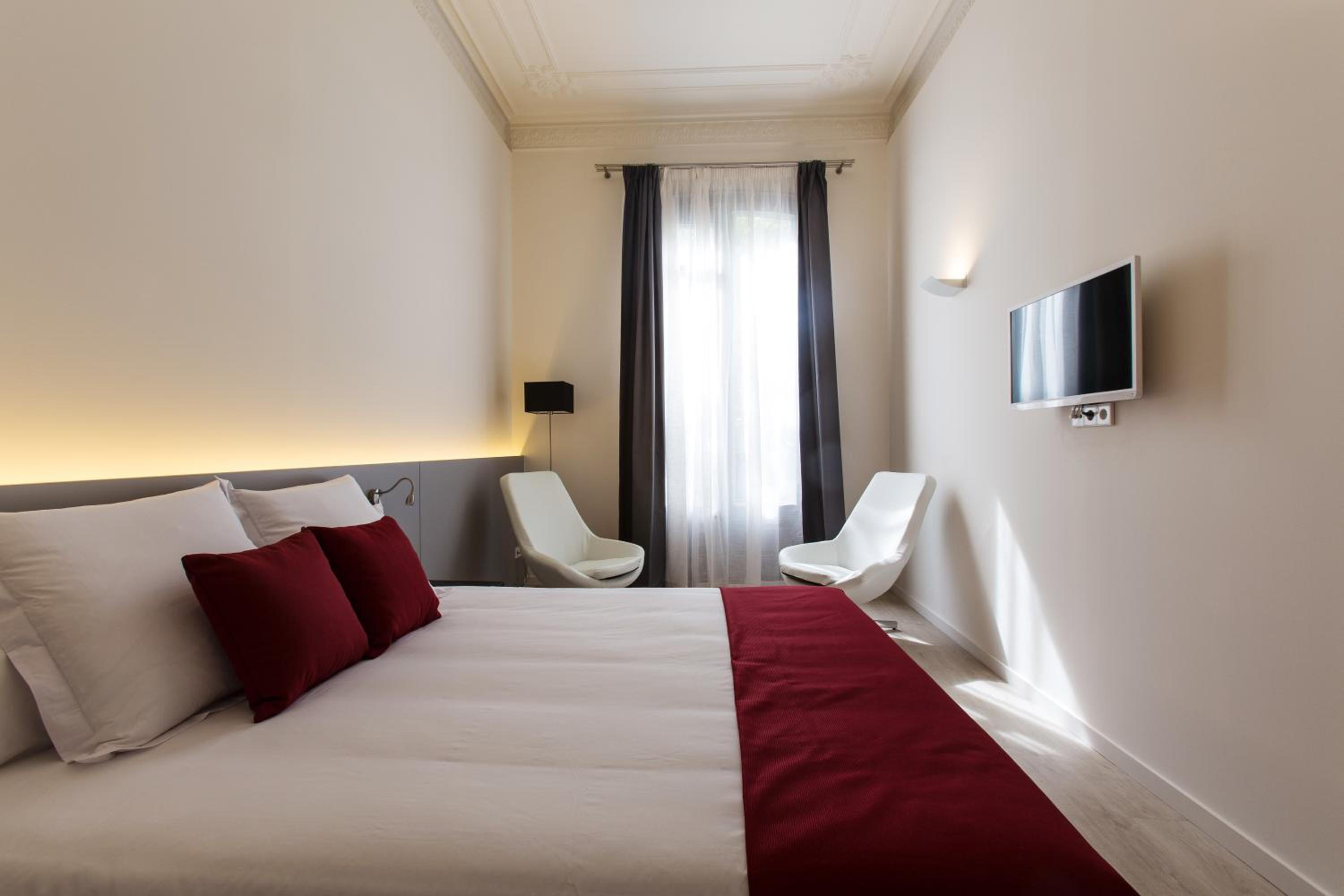 Double or Twin Room with Balcony and City View photo 2