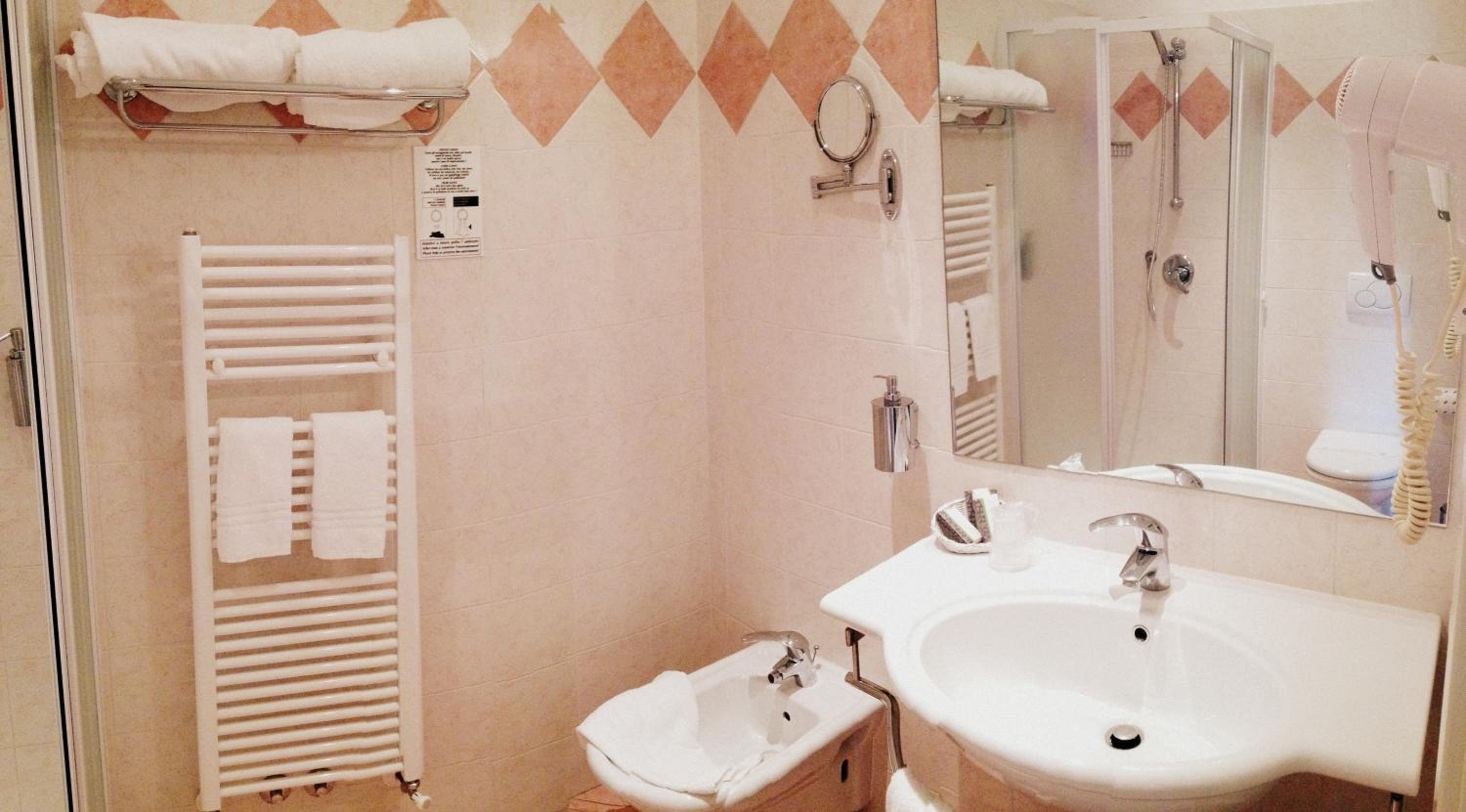 Quadruple Room - Photo 7
