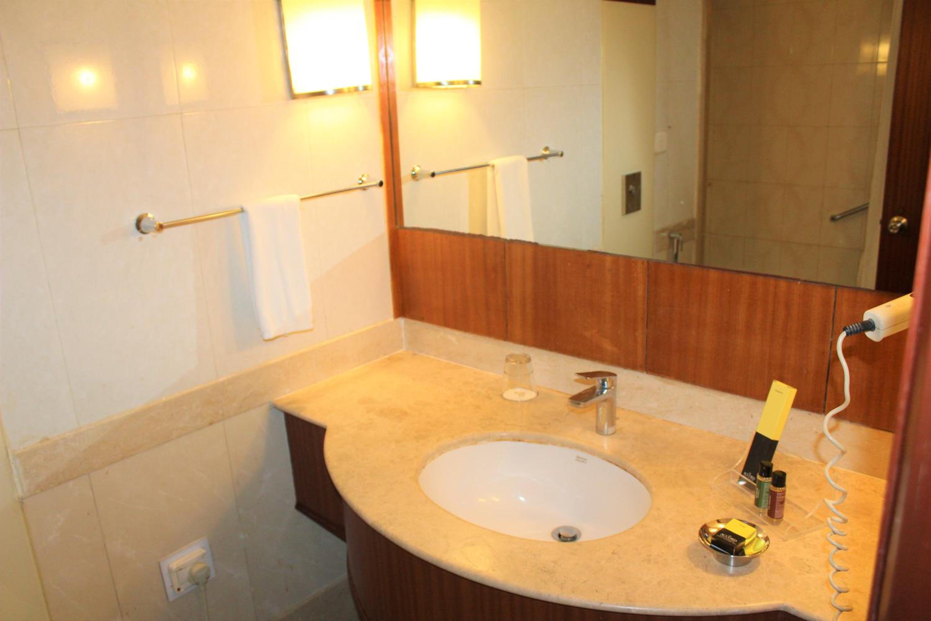 Accord Aristocracy Queen Room With 15% Off On Spa Services thumbnail 5